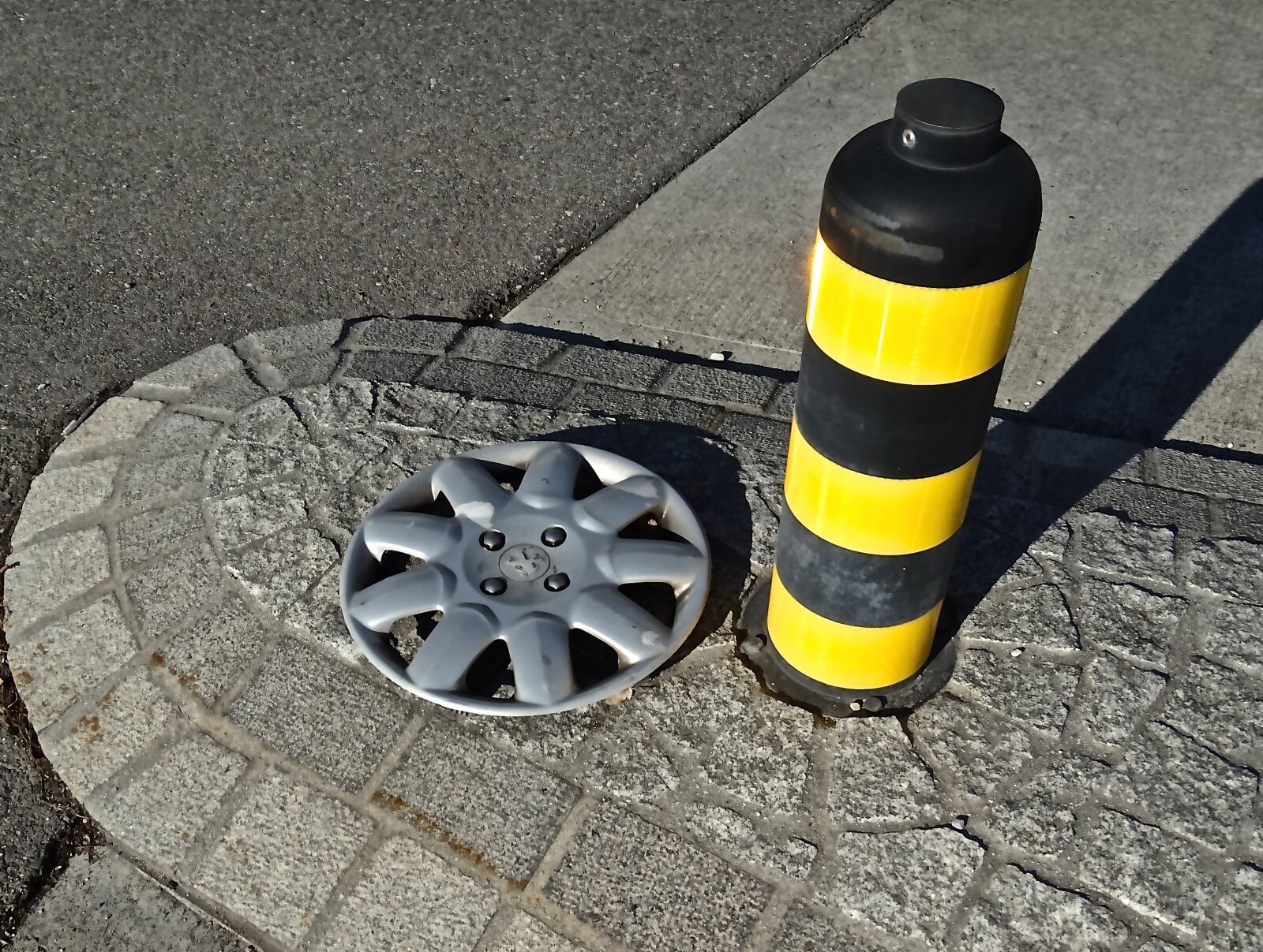 Sony Cyber-shot DSC-HX300 sample photo. Traffic divider, yellow, black photography
