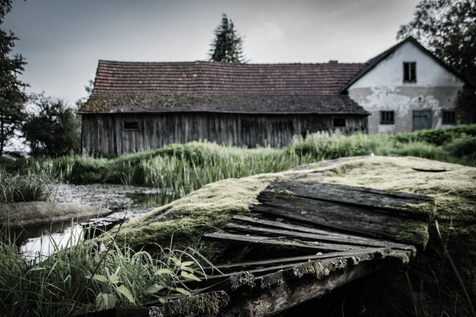 Nikon D3200 sample photo. Bridge, old house, lapsed photography