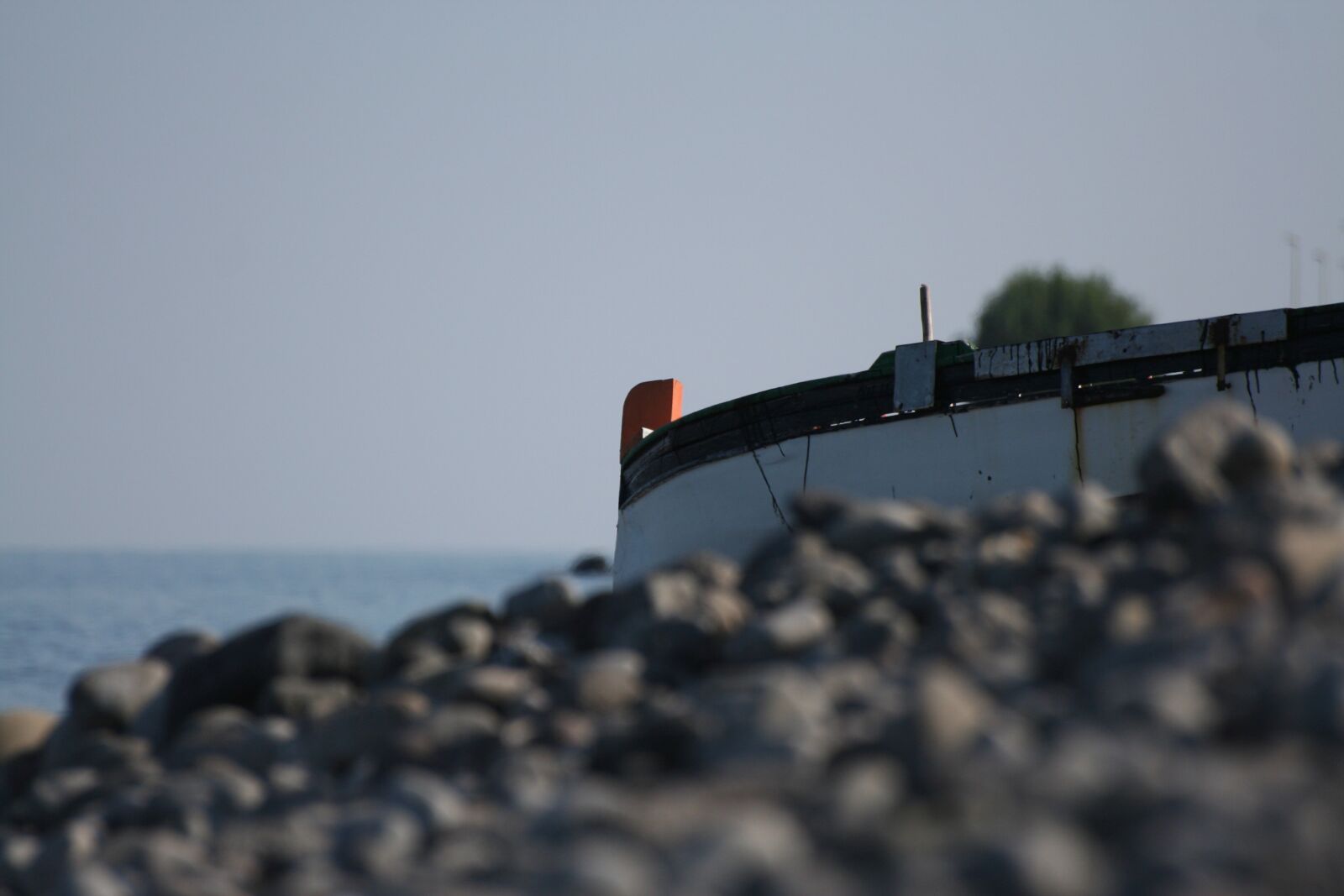 Canon EOS 350D (EOS Digital Rebel XT / EOS Kiss Digital N) sample photo. Stones, pebbles, boat photography