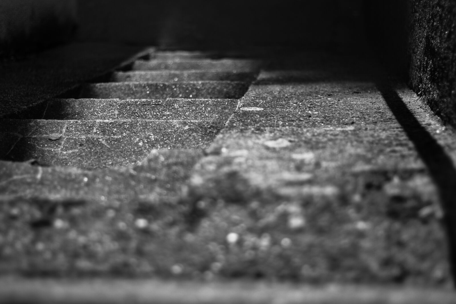 Canon EOS 700D (EOS Rebel T5i / EOS Kiss X7i) + Canon EF 50mm F1.8 STM sample photo. Stairs, walking, dark photography