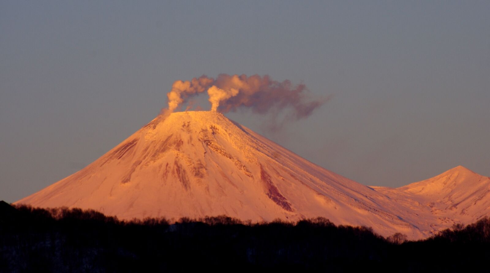 Pentax K-5 sample photo. The volcano avachinsky, kamchatka photography