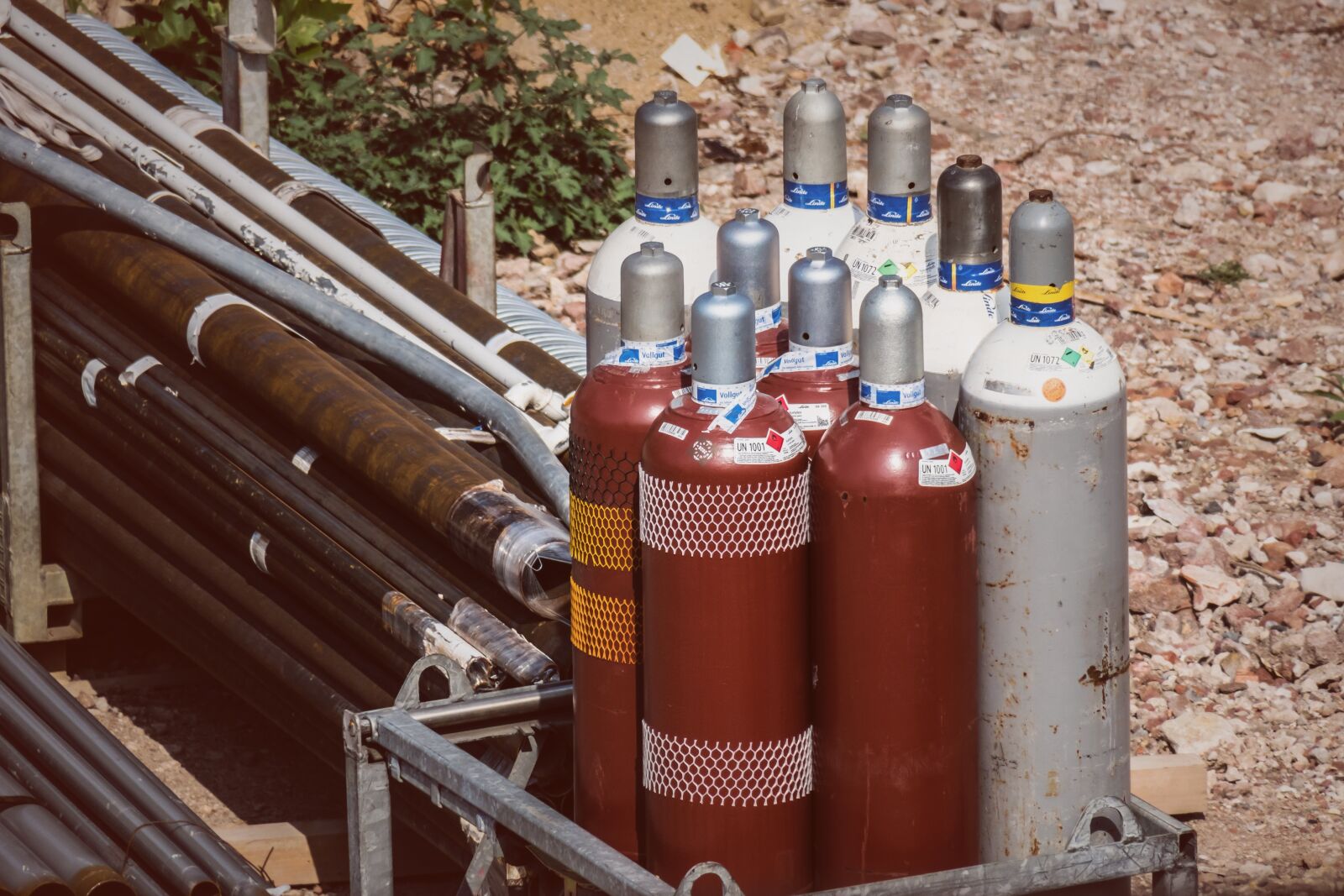 Canon PowerShot G3 X sample photo. Compressed air bottle, gas photography