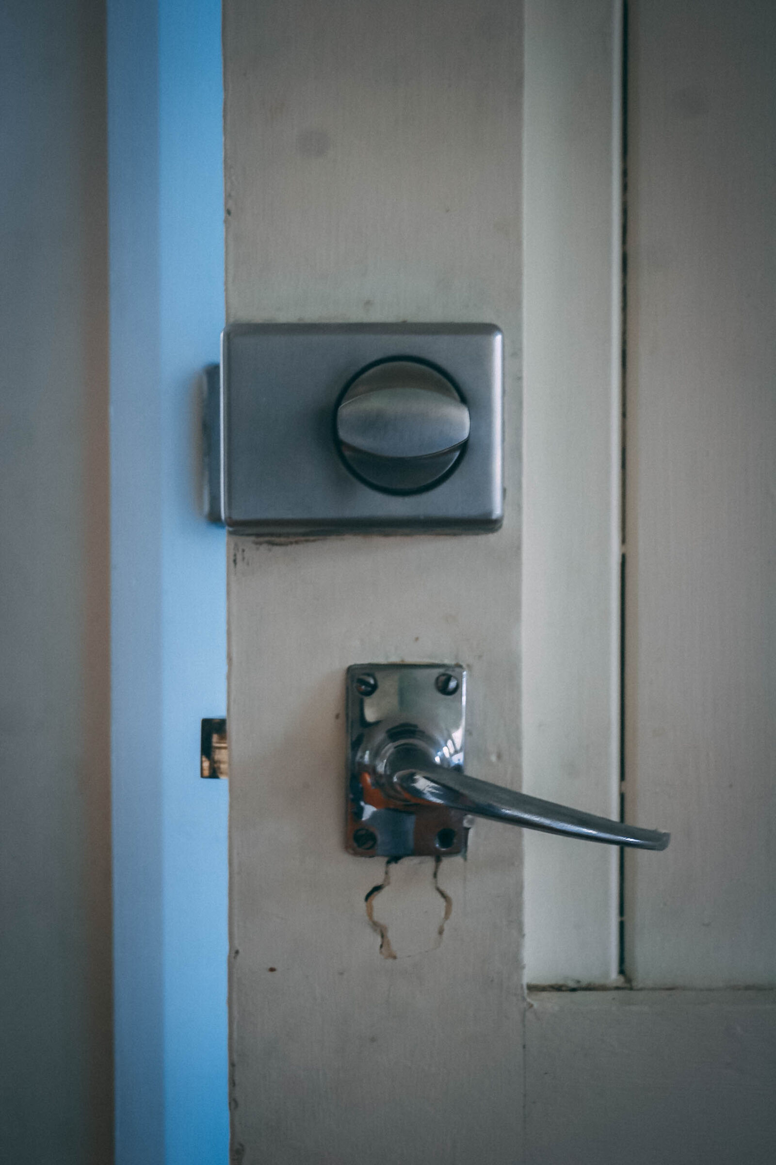 Canon EOS 20D sample photo. Crack, door, door, handle photography