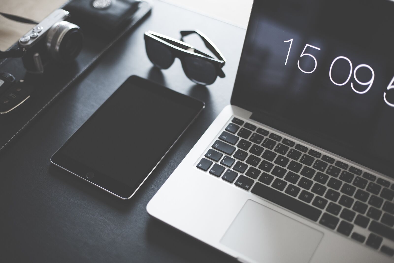 Canon EF 50mm F1.4 USM sample photo. Apple, macbook, business photography