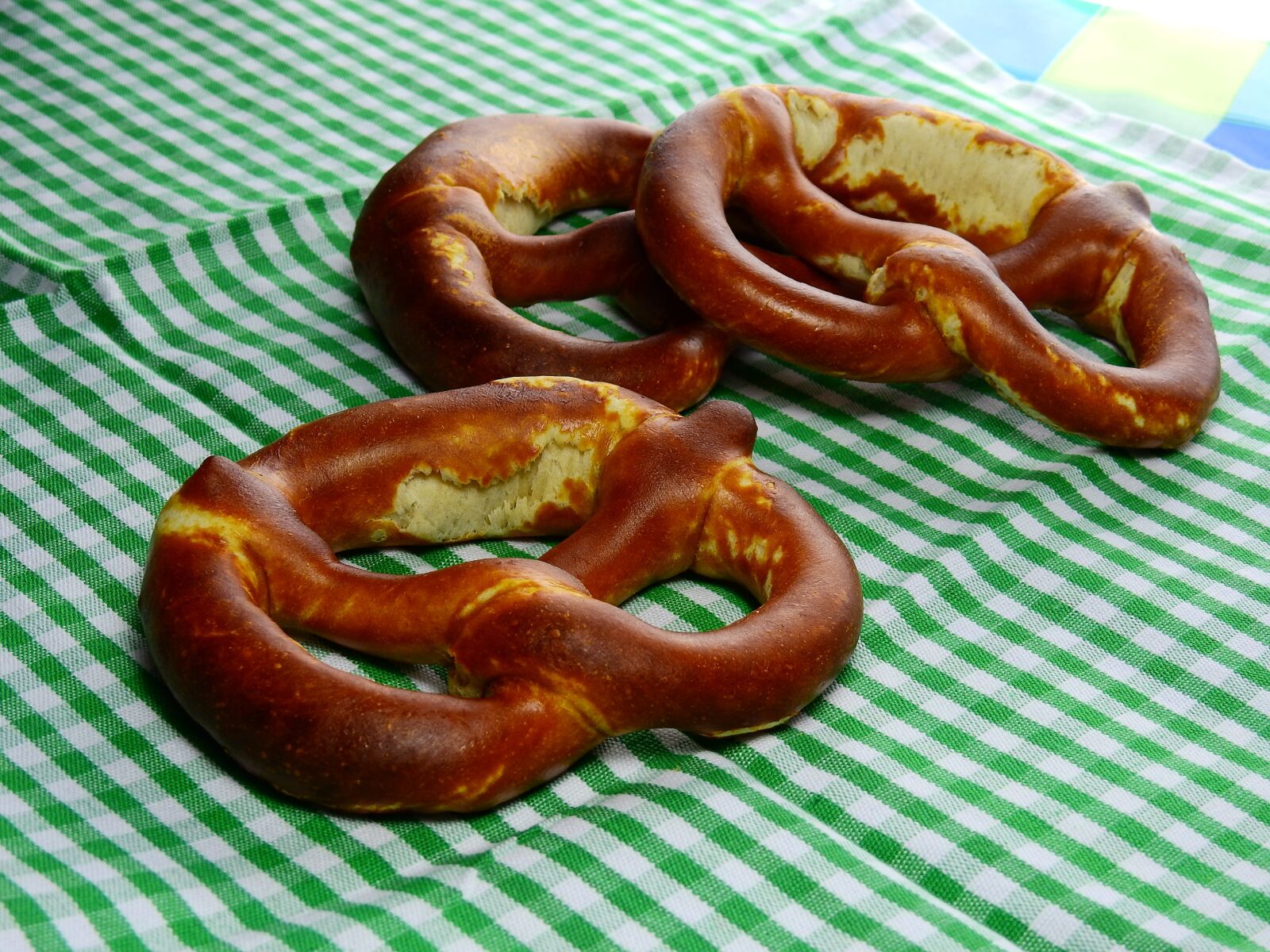 Nikon Coolpix P900 sample photo. Pretzel, baked goods, baked photography