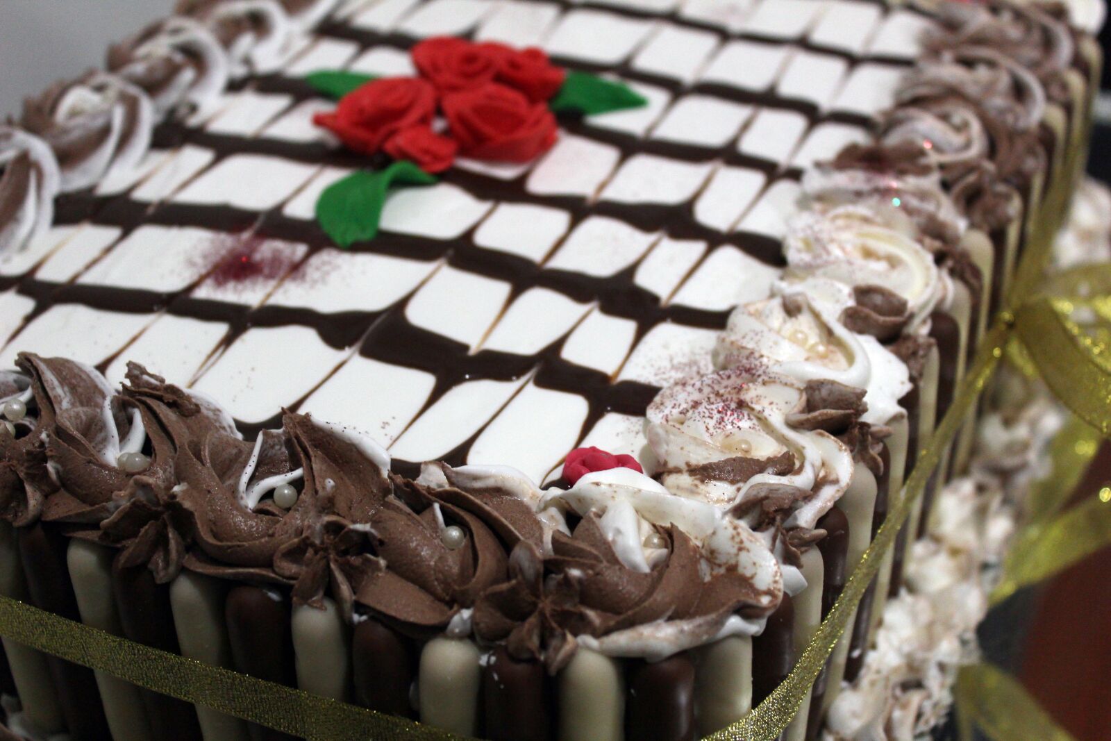 Canon EOS 1200D (EOS Rebel T5 / EOS Kiss X70 / EOS Hi) sample photo. Cake, birthday, white photography