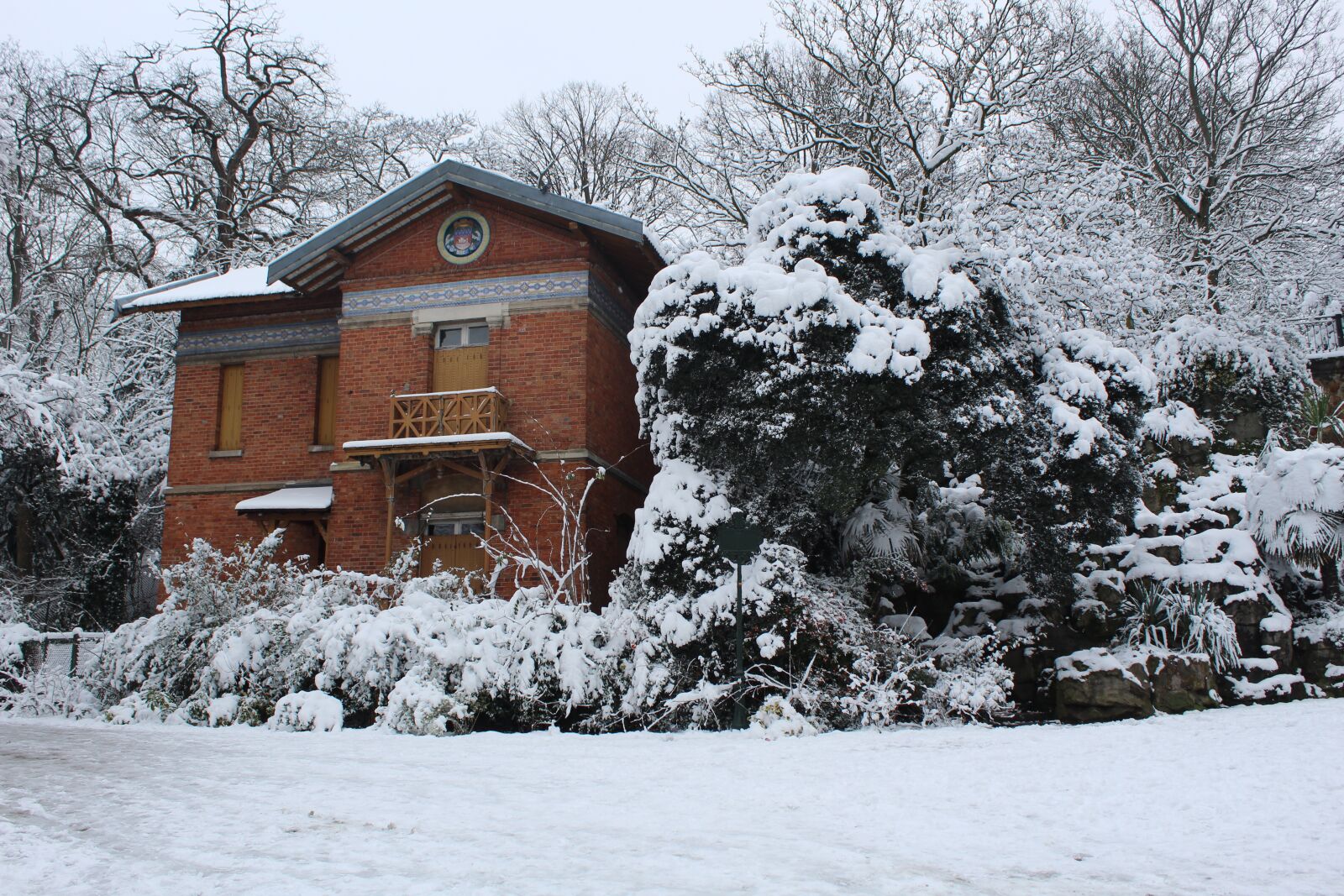 Canon EOS 1300D (EOS Rebel T6 / EOS Kiss X80) sample photo. Snow, les buttes chaumont photography