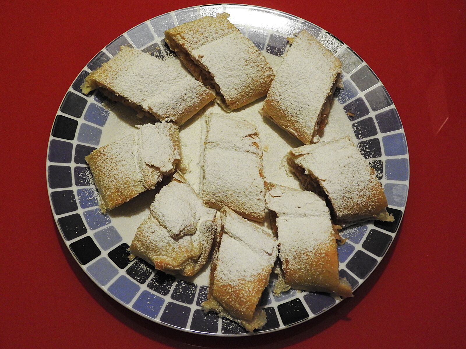 Nikon Coolpix P610 sample photo. Apple strudel, strudel, dessert photography