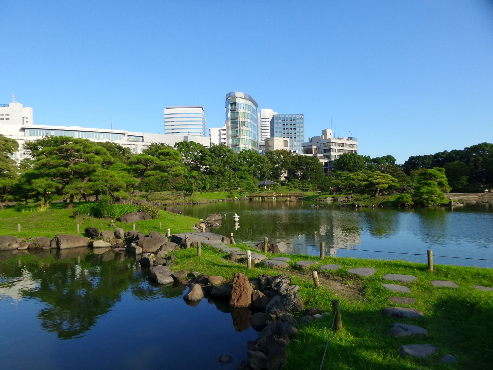 Samsung Galaxy K Zoom sample photo. Tokyo, garden, ponds photography