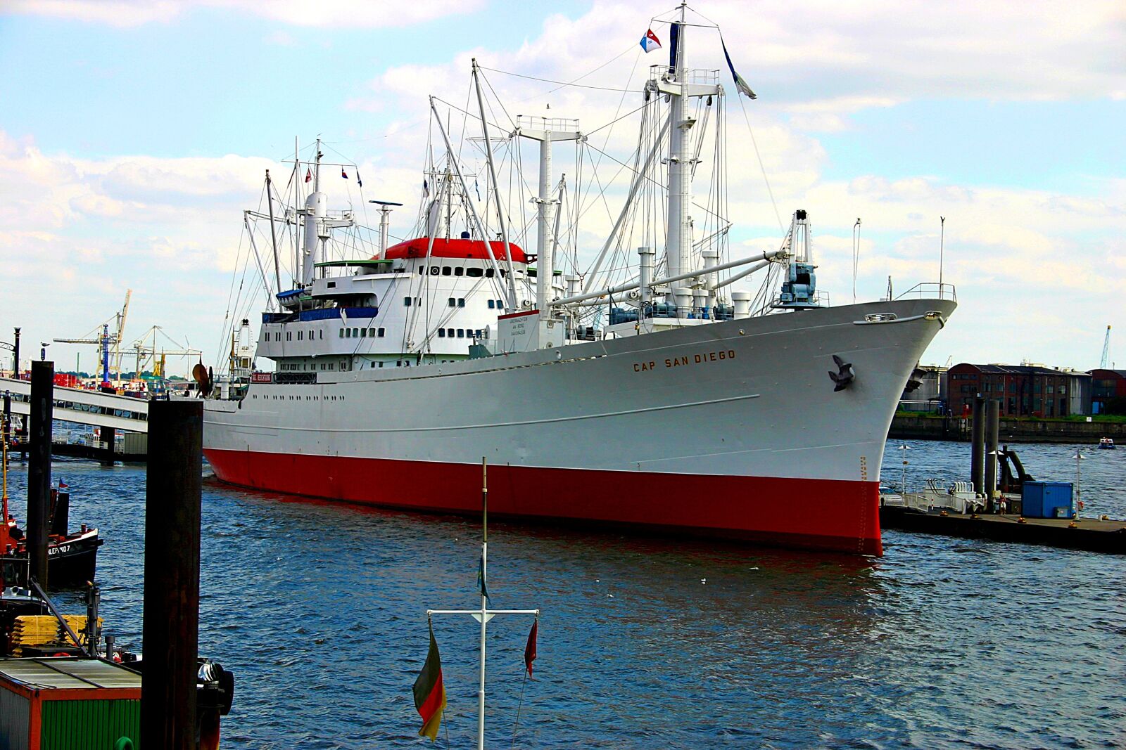 Canon EOS 300D (EOS Digital Rebel / EOS Kiss Digital) sample photo. Hamburg, port, ships photography