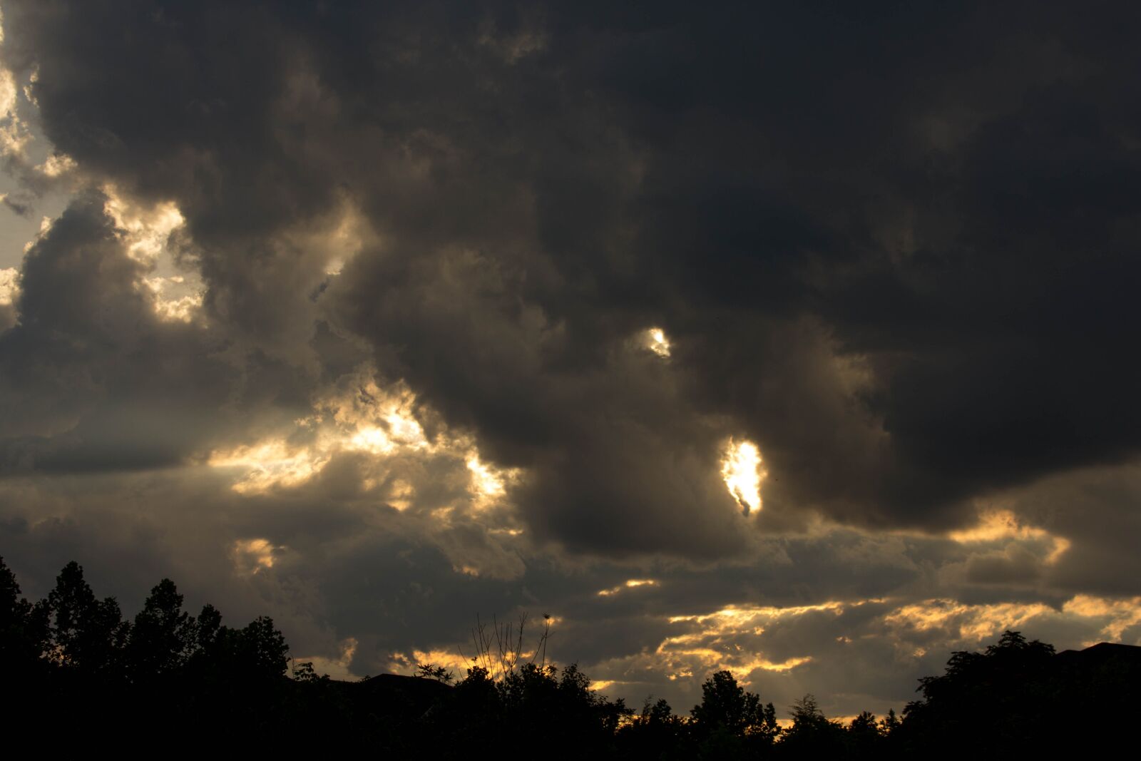 Canon EOS 60D + Canon EF 28-135mm F3.5-5.6 IS USM sample photo. Clouds, sunset, sky photography