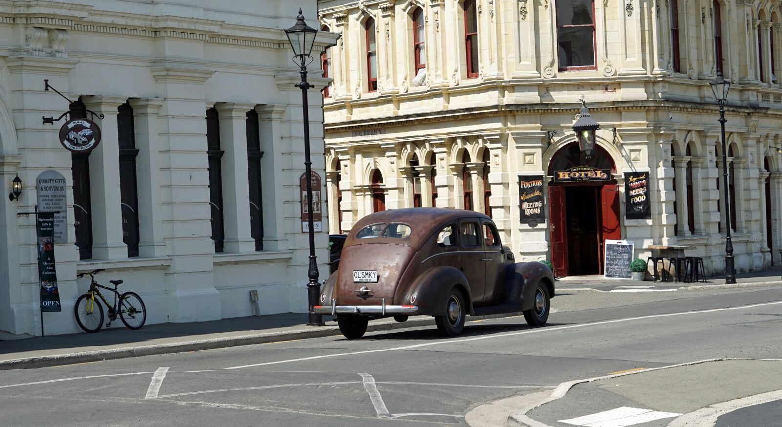 Sony a7 + Sony FE 24-240mm F3.5-6.3 OSS sample photo. Oldtimer, old car, street photography