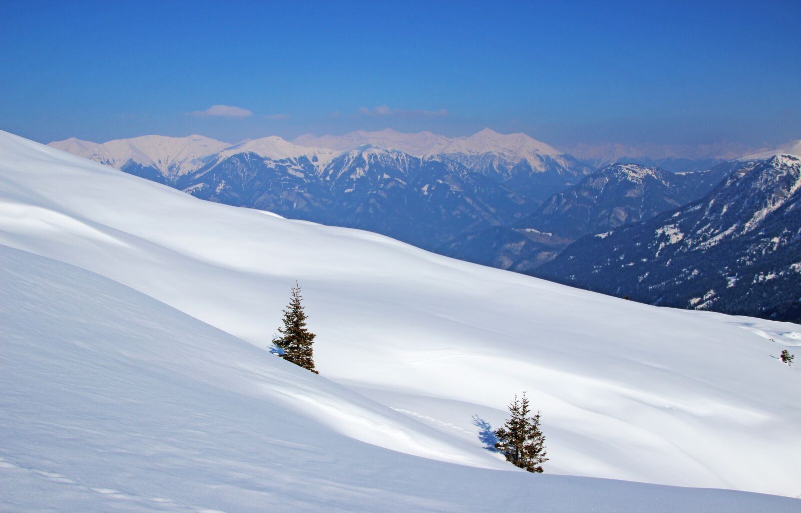 Canon EOS 600D (Rebel EOS T3i / EOS Kiss X5) + Canon TS-E 90mm F2.8 Tilt-Shift sample photo. Snow, winter, pass photography