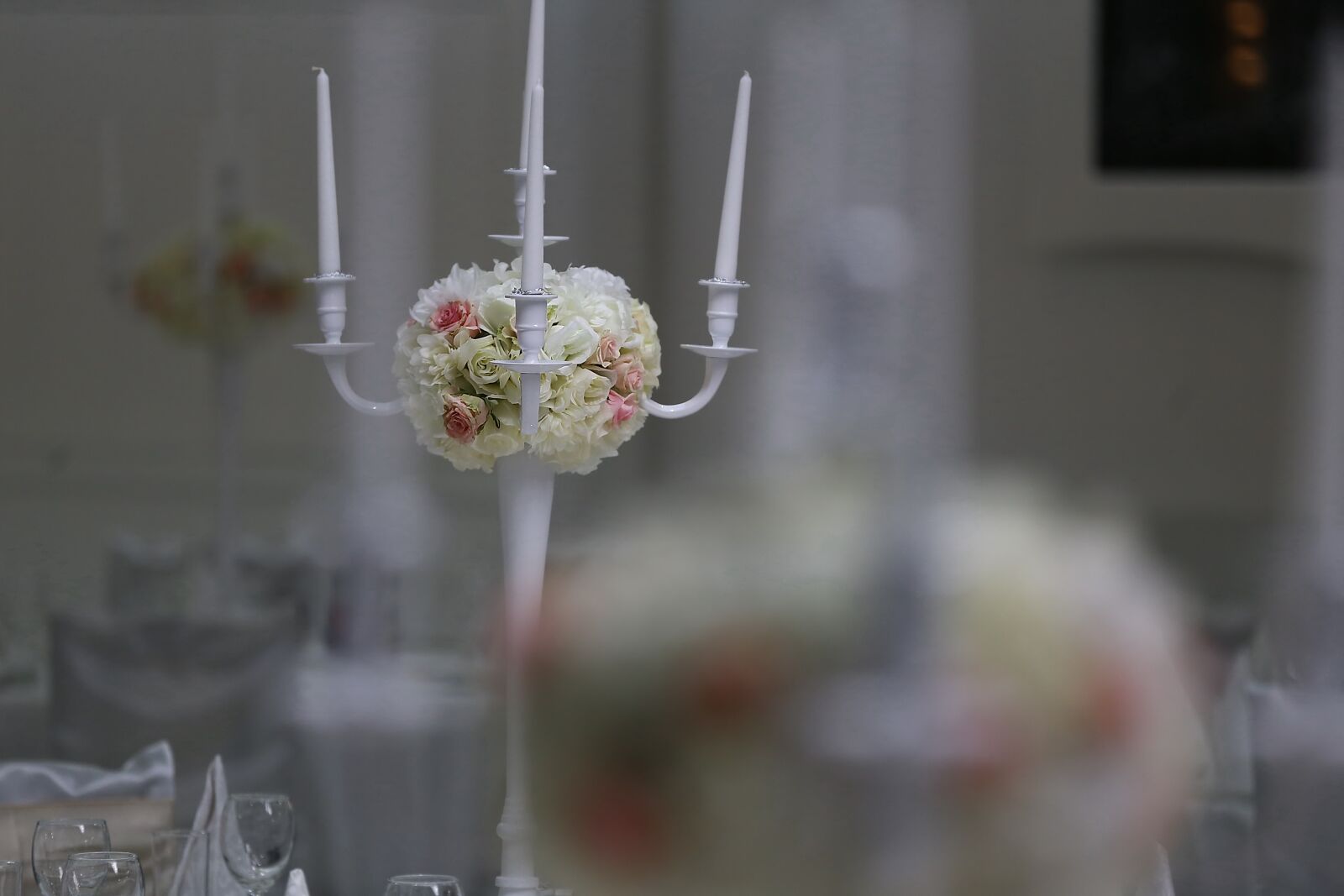 Canon EOS 6D + Canon EF 70-200mm F2.8L IS II USM sample photo. Elegant, candles, candlestick, bouquet photography
