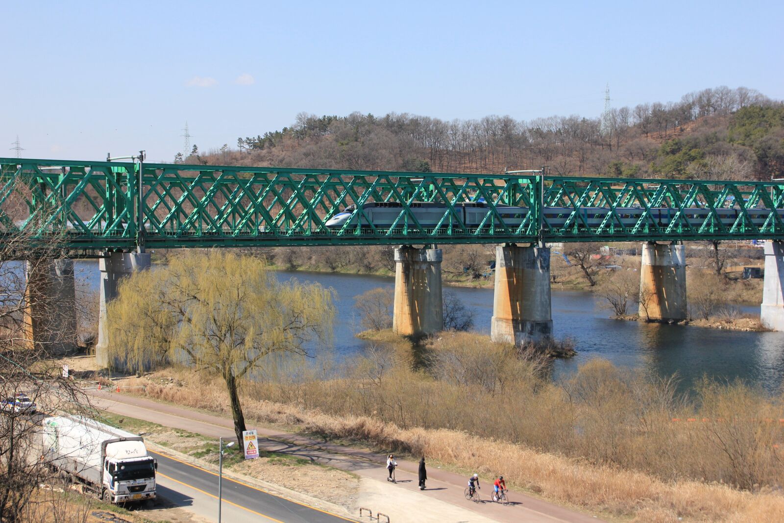 Canon EOS 600D (Rebel EOS T3i / EOS Kiss X5) sample photo. Korea, railway, transportation photography