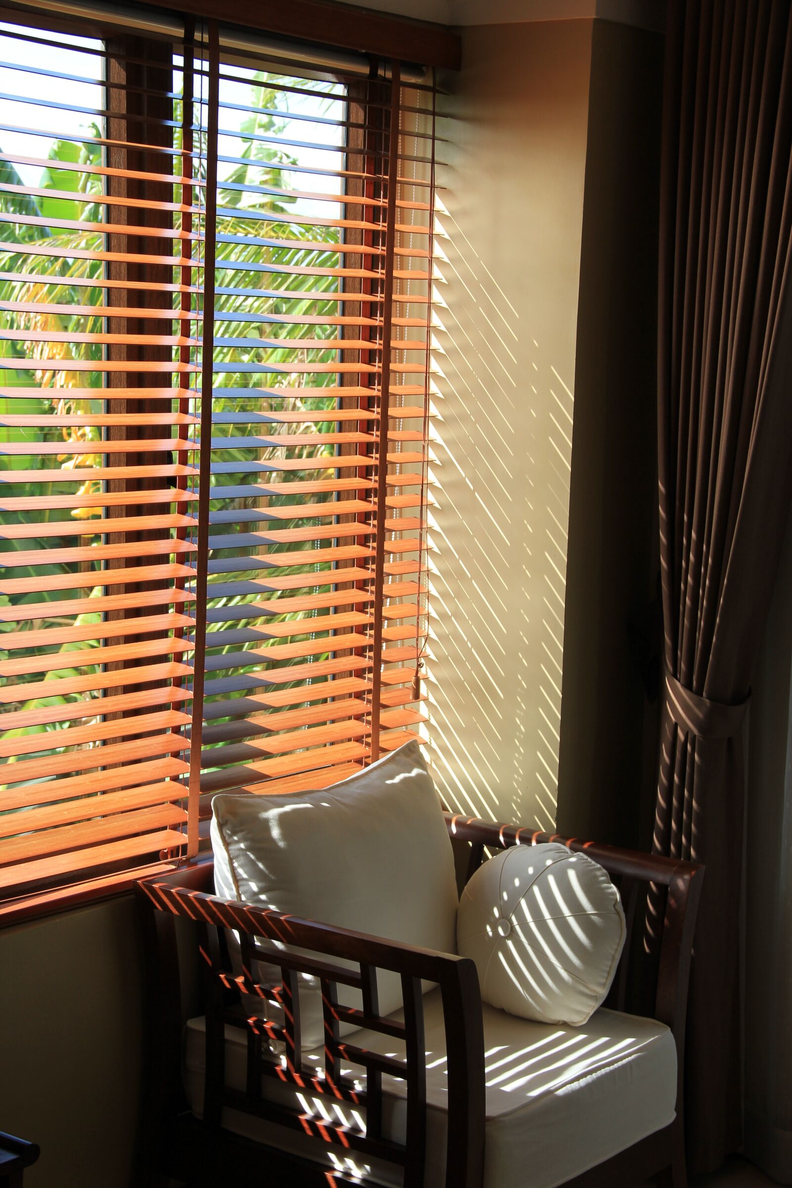 Canon EOS 550D (EOS Rebel T2i / EOS Kiss X4) sample photo. Quiet corner, chair, sun photography