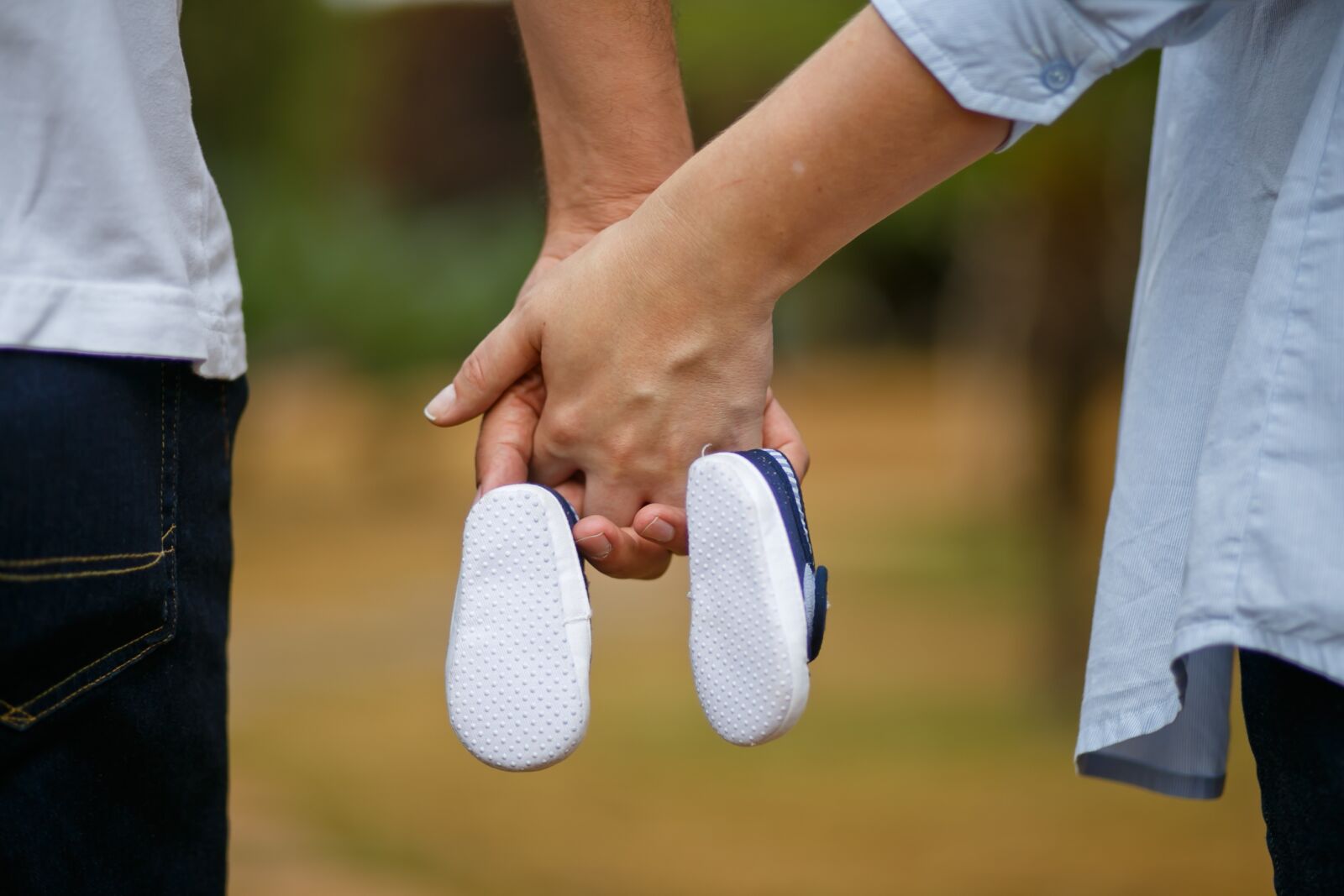 Canon EF 85mm F1.8 USM sample photo. Son, pregnant woman, shoe photography