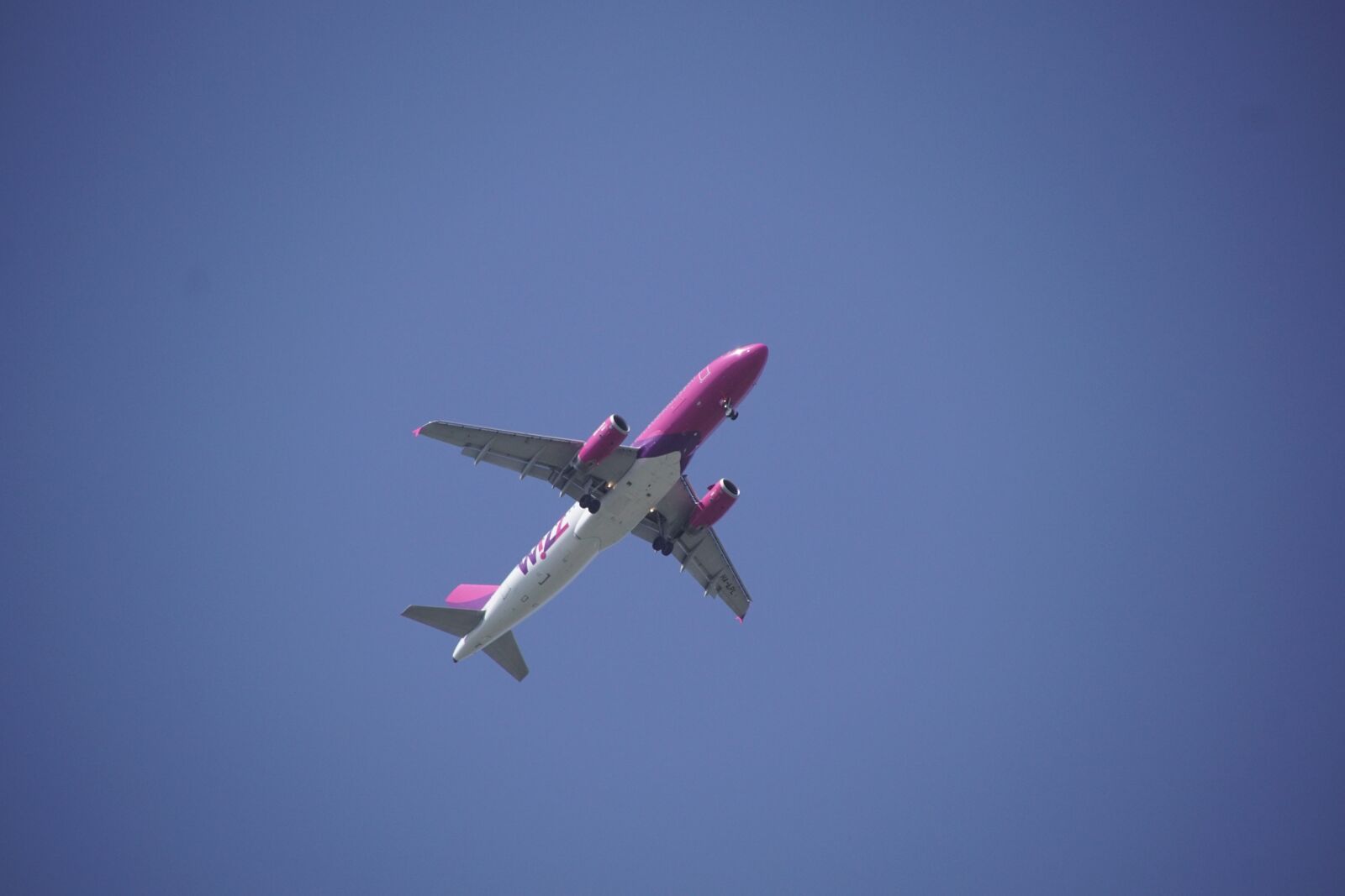 Sony SLT-A68 + Sony DT 18-200mm F3.5-6.3 sample photo. The plane, sky, wizzair photography