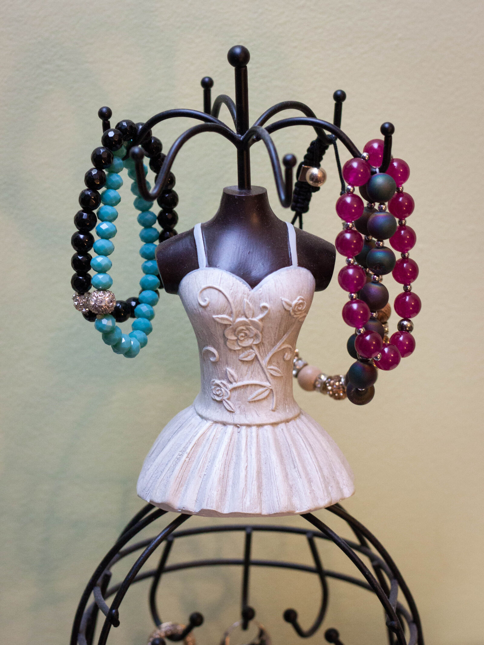 Canon EOS 500D (EOS Rebel T1i / EOS Kiss X3) sample photo. Bracelets, dancer, jewellery photography