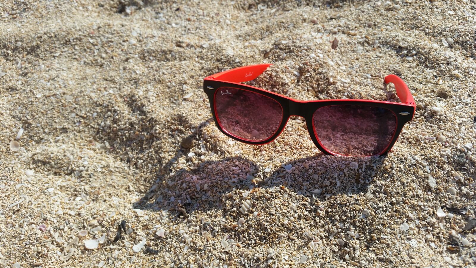 Samsung Galaxy S5 sample photo. Glasses, beach, sand photography