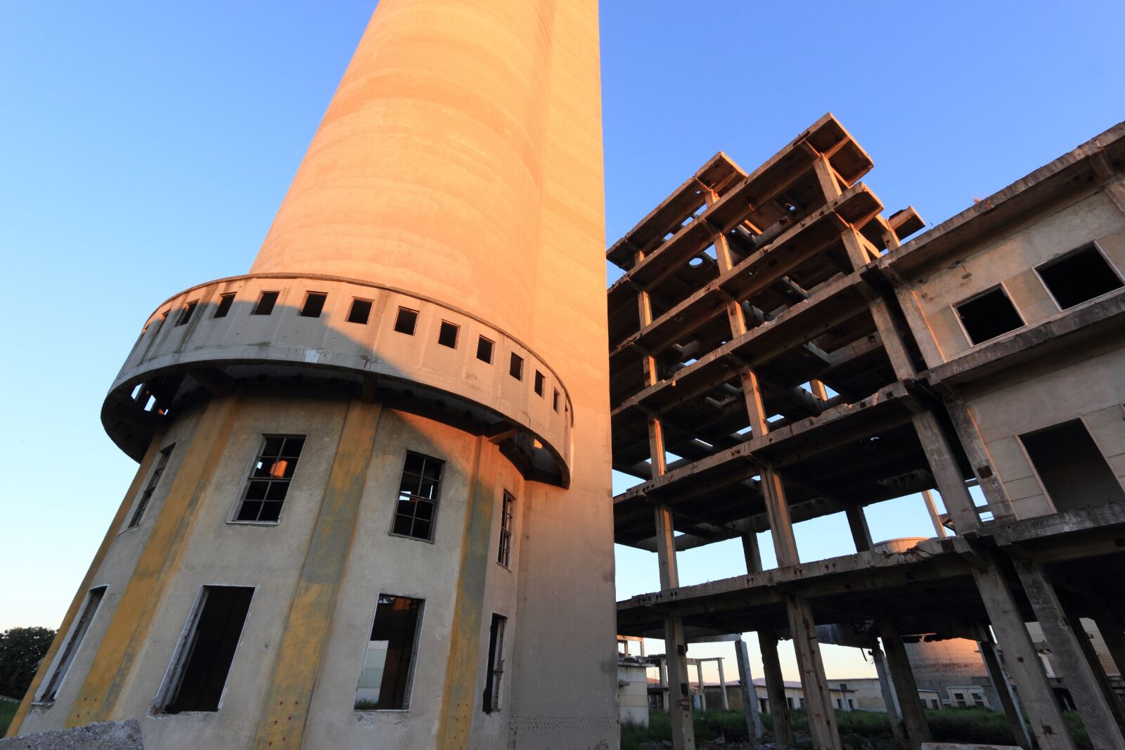 Canon EOS 550D (EOS Rebel T2i / EOS Kiss X4) sample photo. Albania, fier, industry photography
