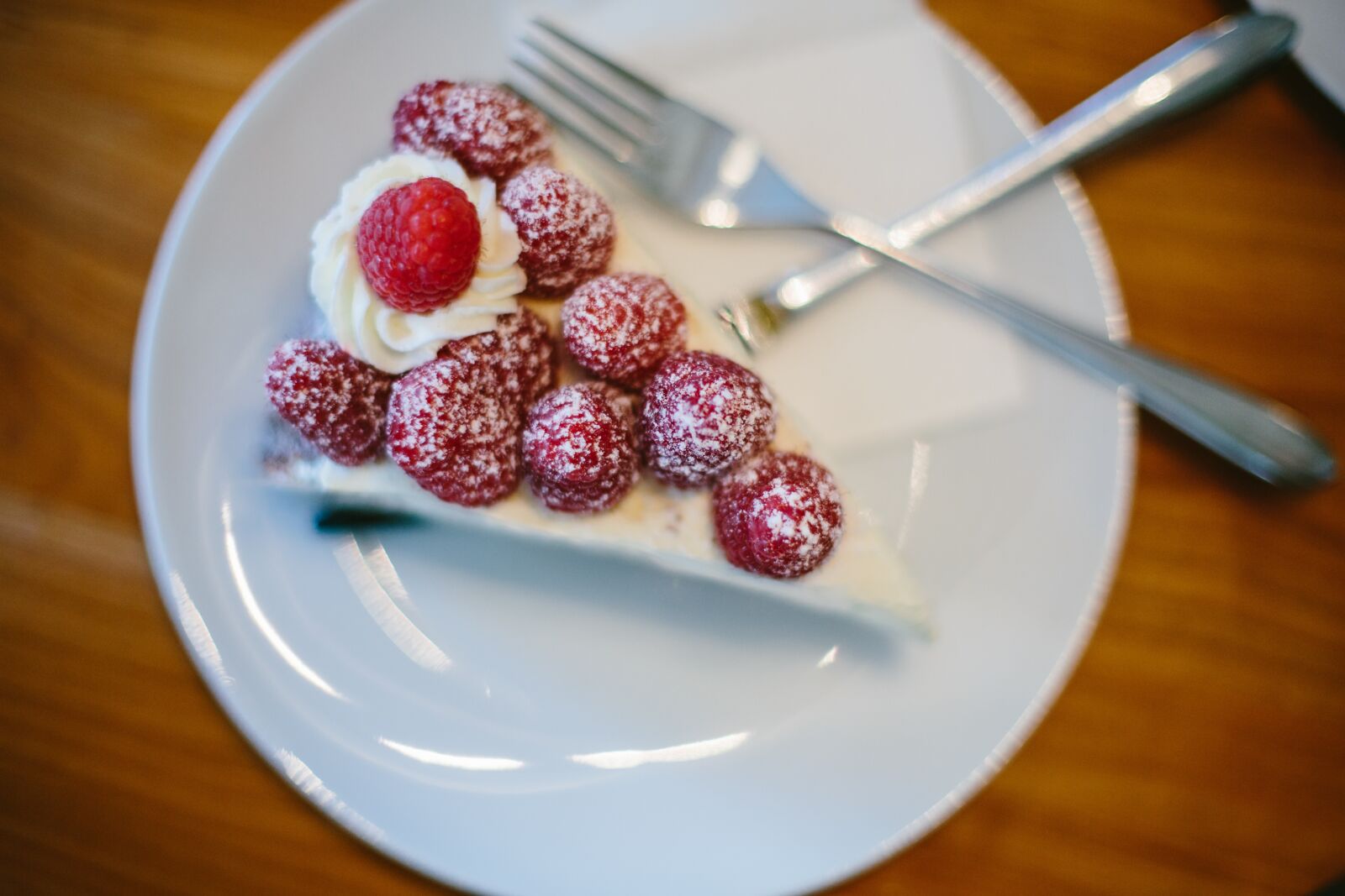 Canon EF 50mm F1.4 USM sample photo. Cheesecake, pastry, cafe photography