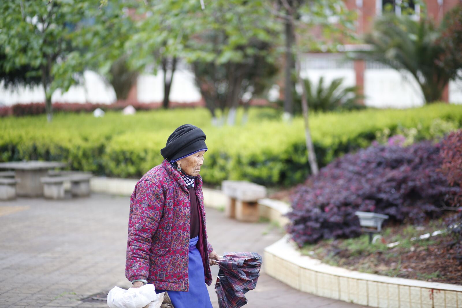 Canon EF 85mm F1.8 USM sample photo. Lijiang, minority, grandmother photography