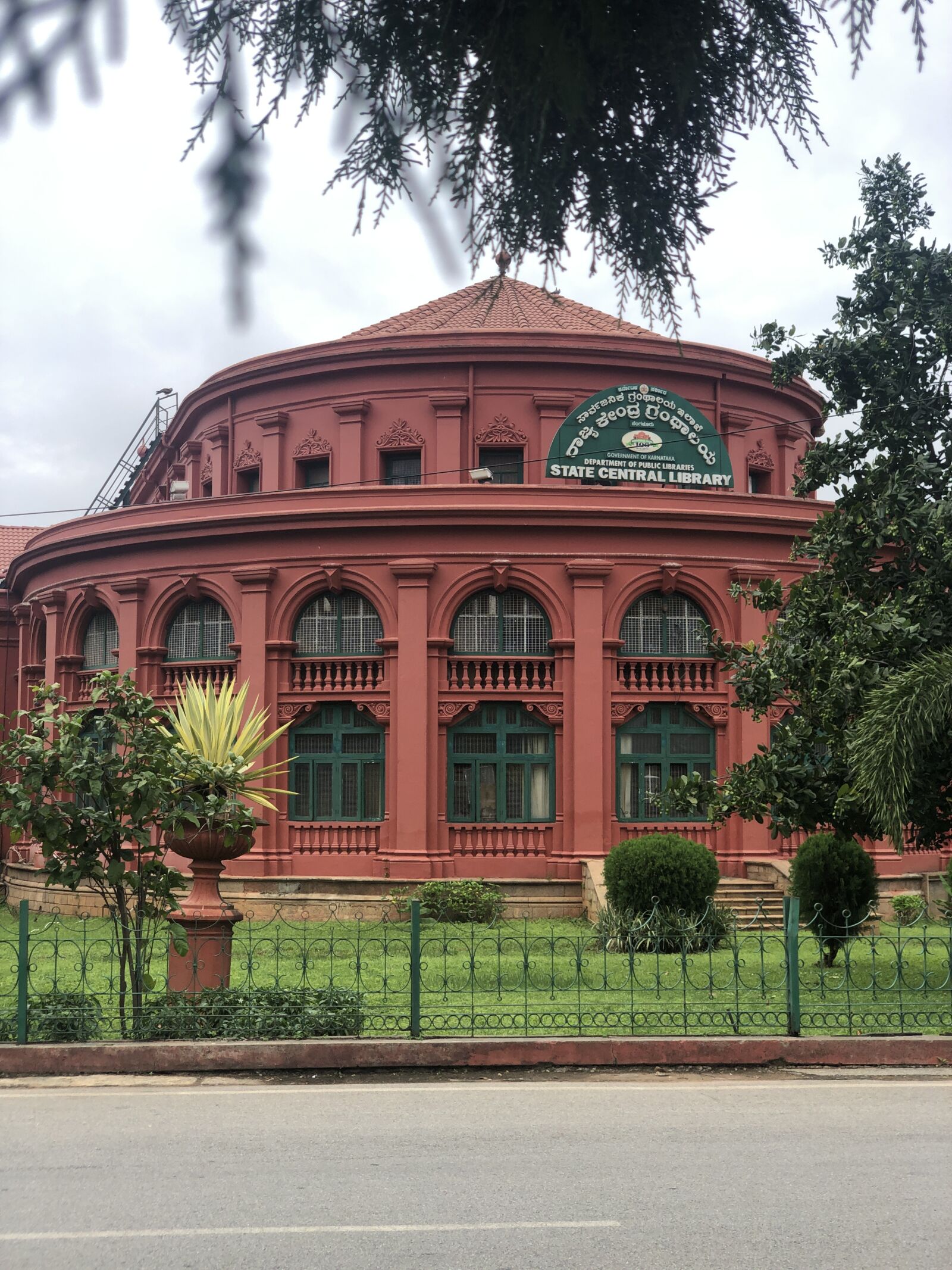 Apple iPhone X sample photo. Library, building, ar photography