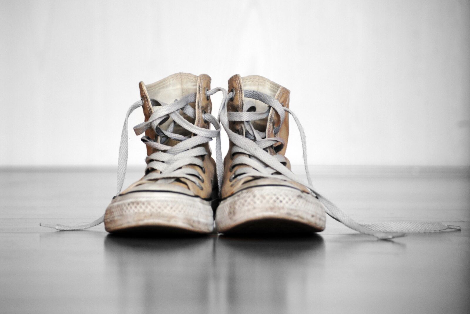 Nikon D3000 sample photo. Chuck's, shoes, shoelace photography