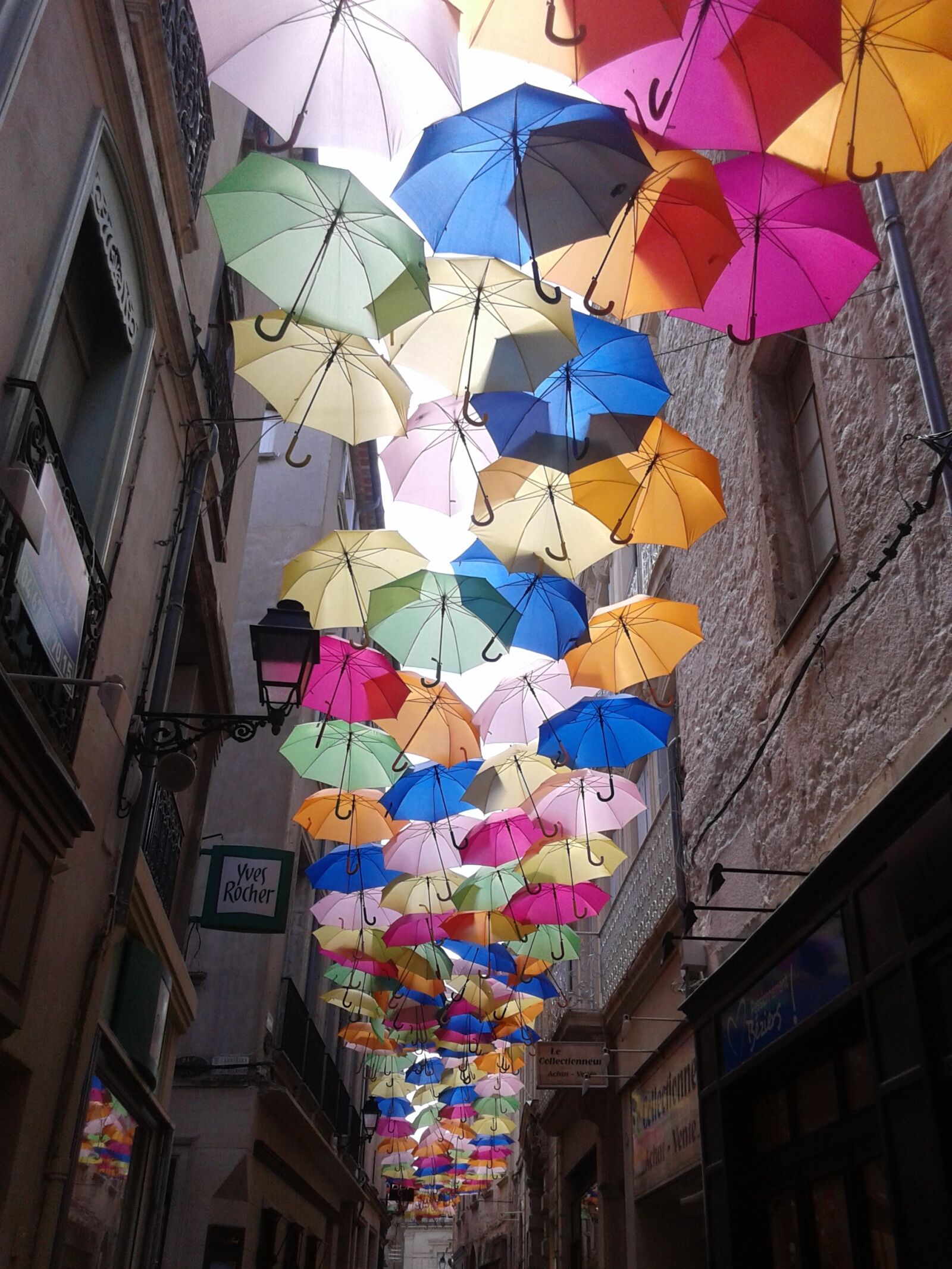 Samsung Galaxy Grand Neo Plus sample photo. Umbrella, street, color photography