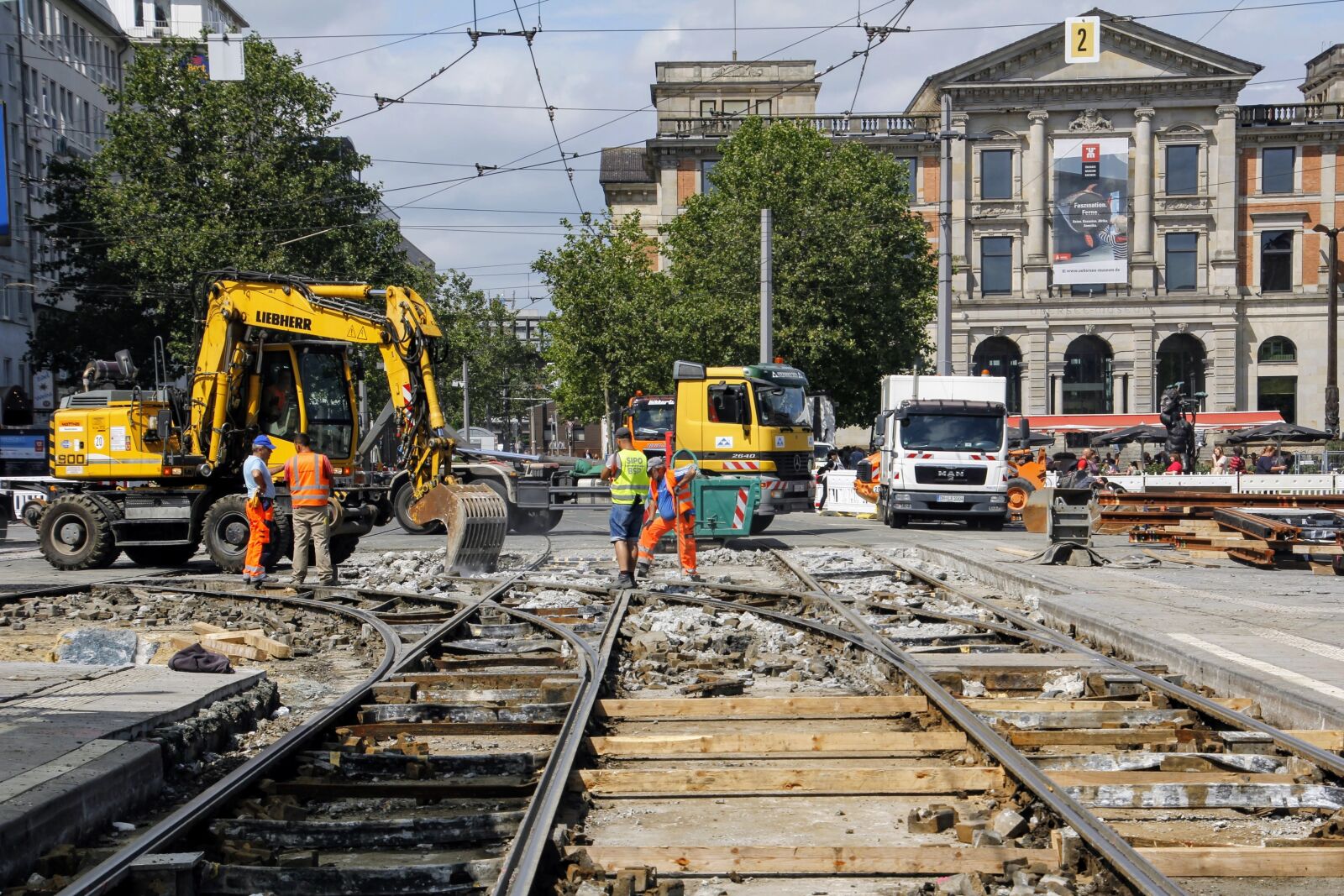 Canon EOS 60D sample photo. Site, construction workers, tram photography