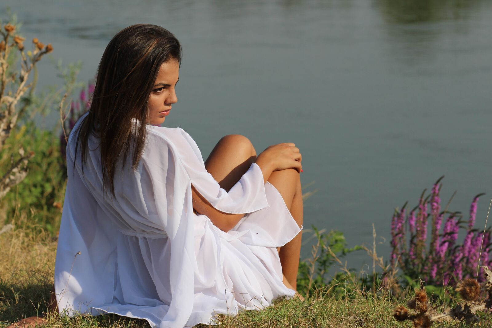 Canon EOS 700D (EOS Rebel T5i / EOS Kiss X7i) + Canon EF 85mm F1.8 USM sample photo. Girl, lake, dress photography
