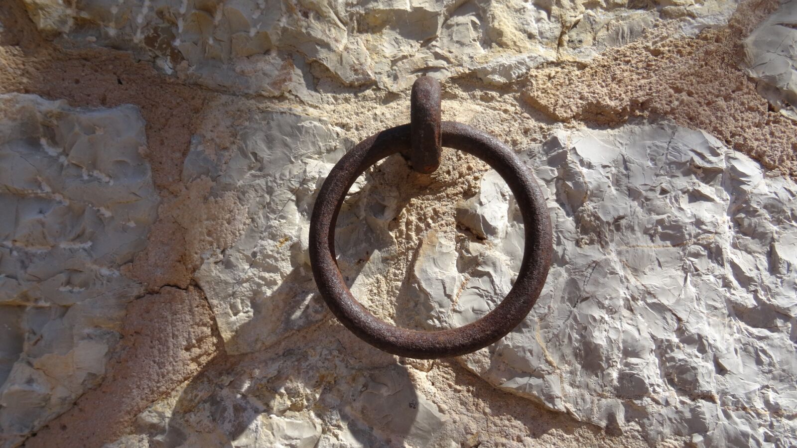 Sony DSC-HX50 sample photo. Door, aldaba, hinge photography