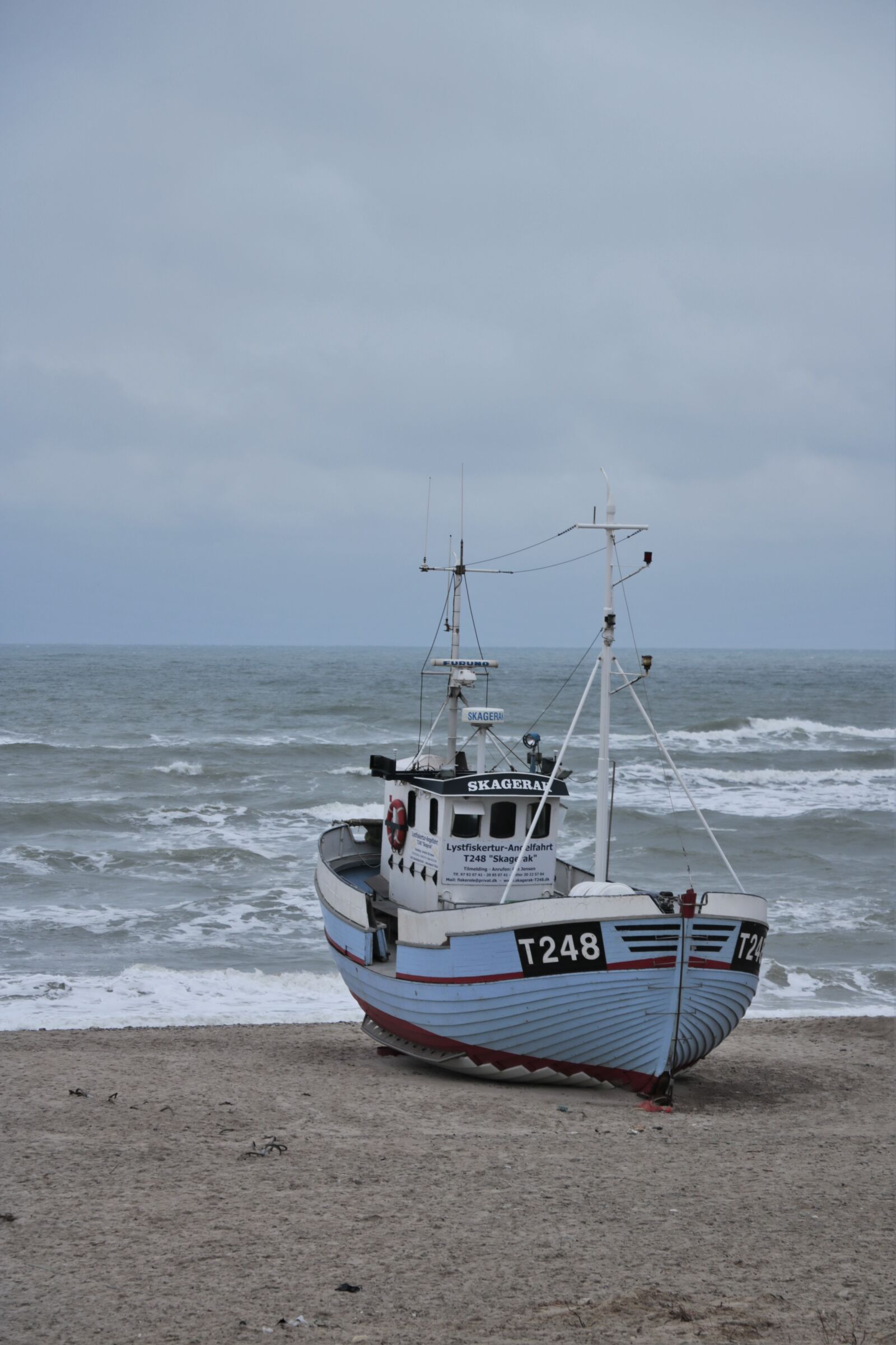 Canon EOS 760D (EOS Rebel T6s / EOS 8000D) sample photo. Ship, sea, beach photography