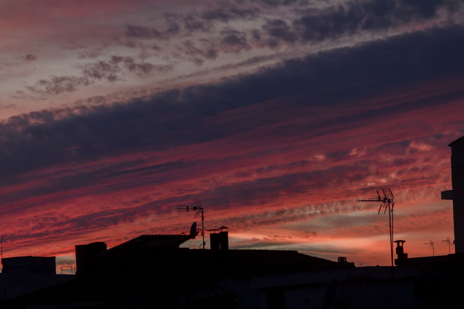 Canon EOS 100D (EOS Rebel SL1 / EOS Kiss X7) + Canon EF-S 55-250mm F4-5.6 IS II sample photo. Clouds, red, sunset photography