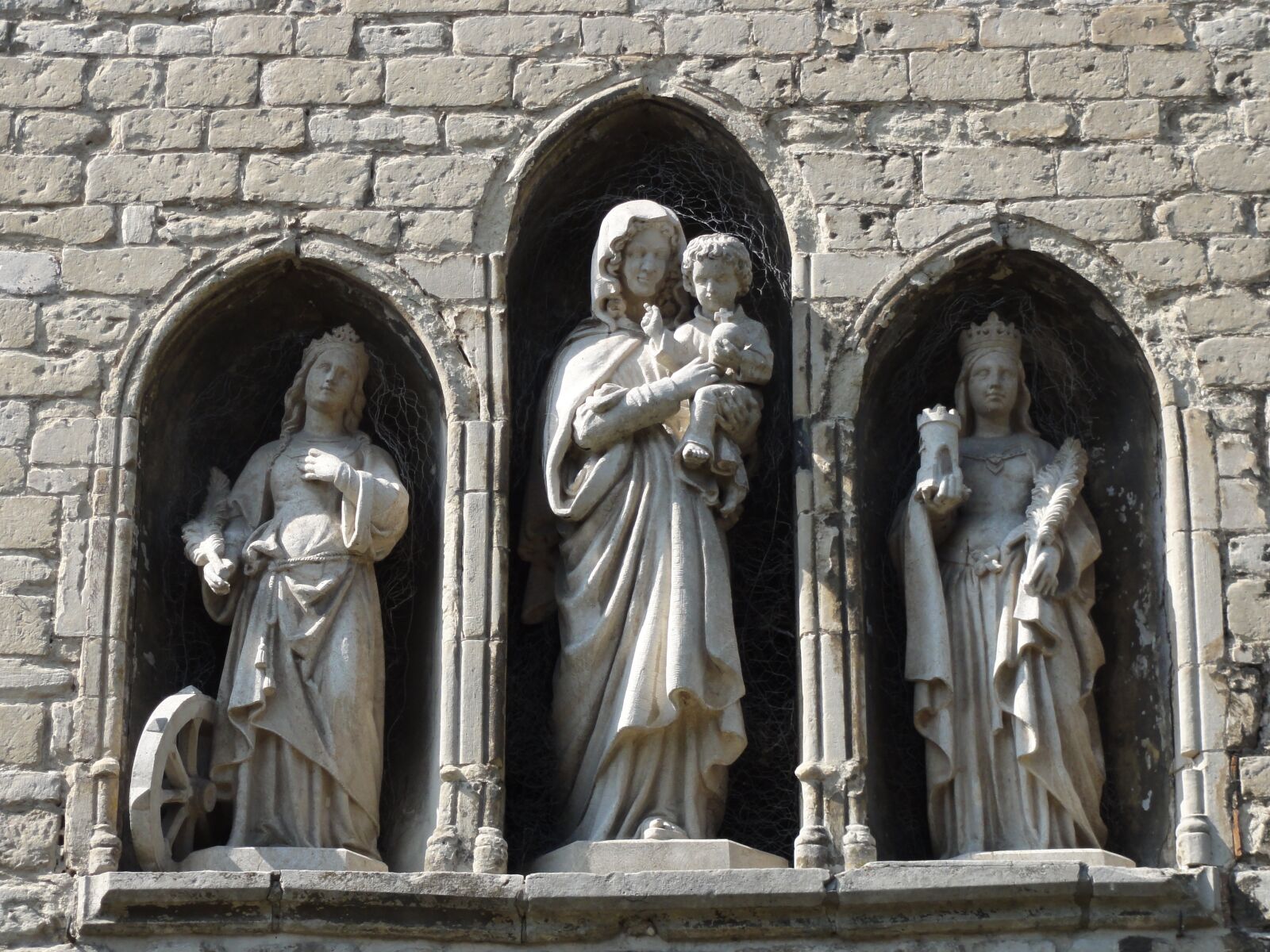 Sony DSC-HX5V sample photo. Figurines, abbey, vroom photography