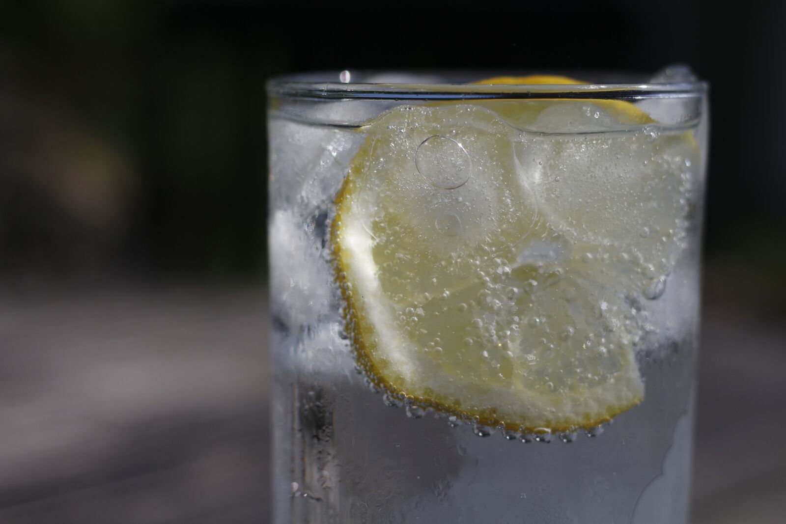 Canon EOS 700D (EOS Rebel T5i / EOS Kiss X7i) + Canon EF 50mm F1.8 STM sample photo. Drink, lemon, glass photography