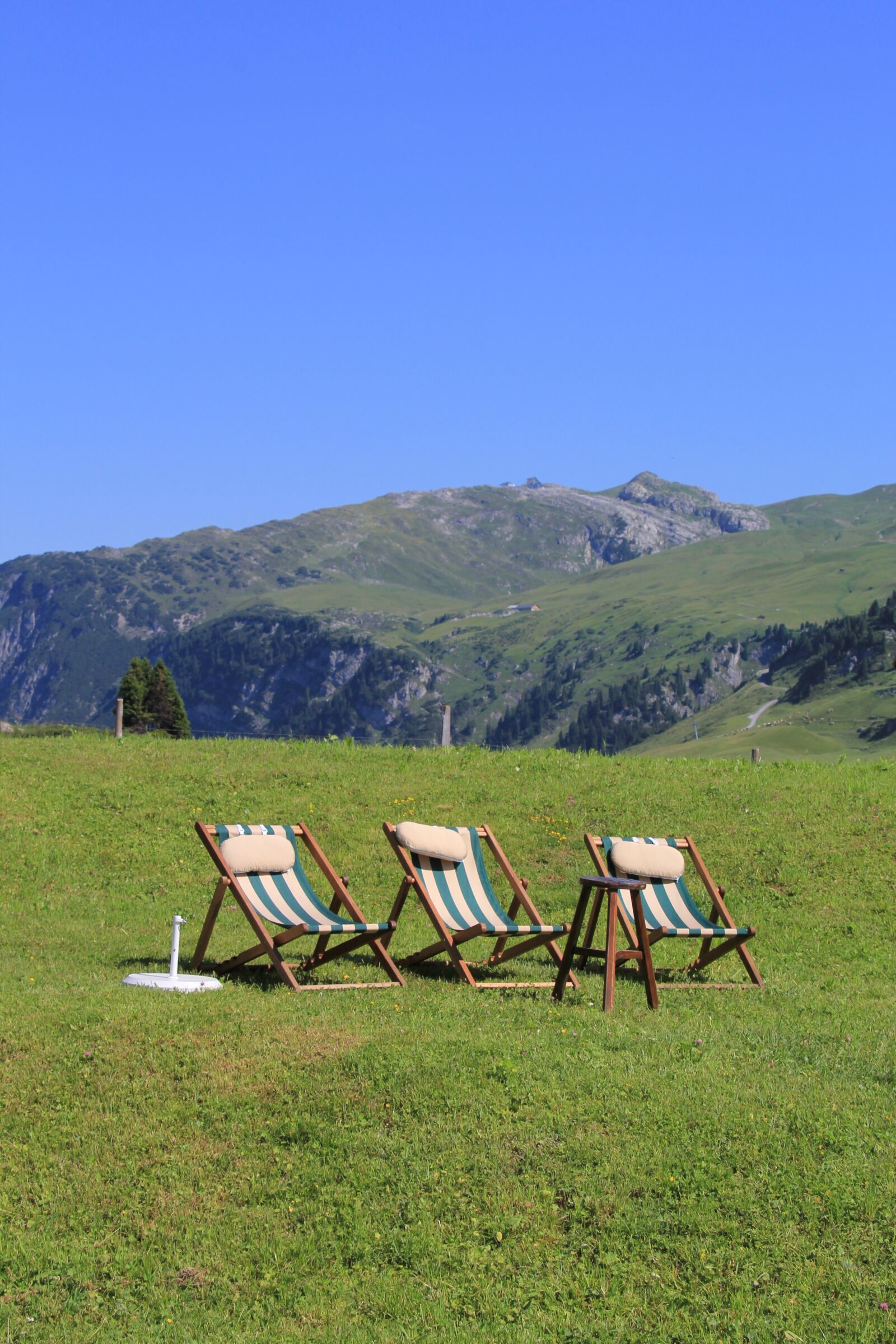 Canon EOS 60D sample photo. Mountains, deck chair, chairs photography
