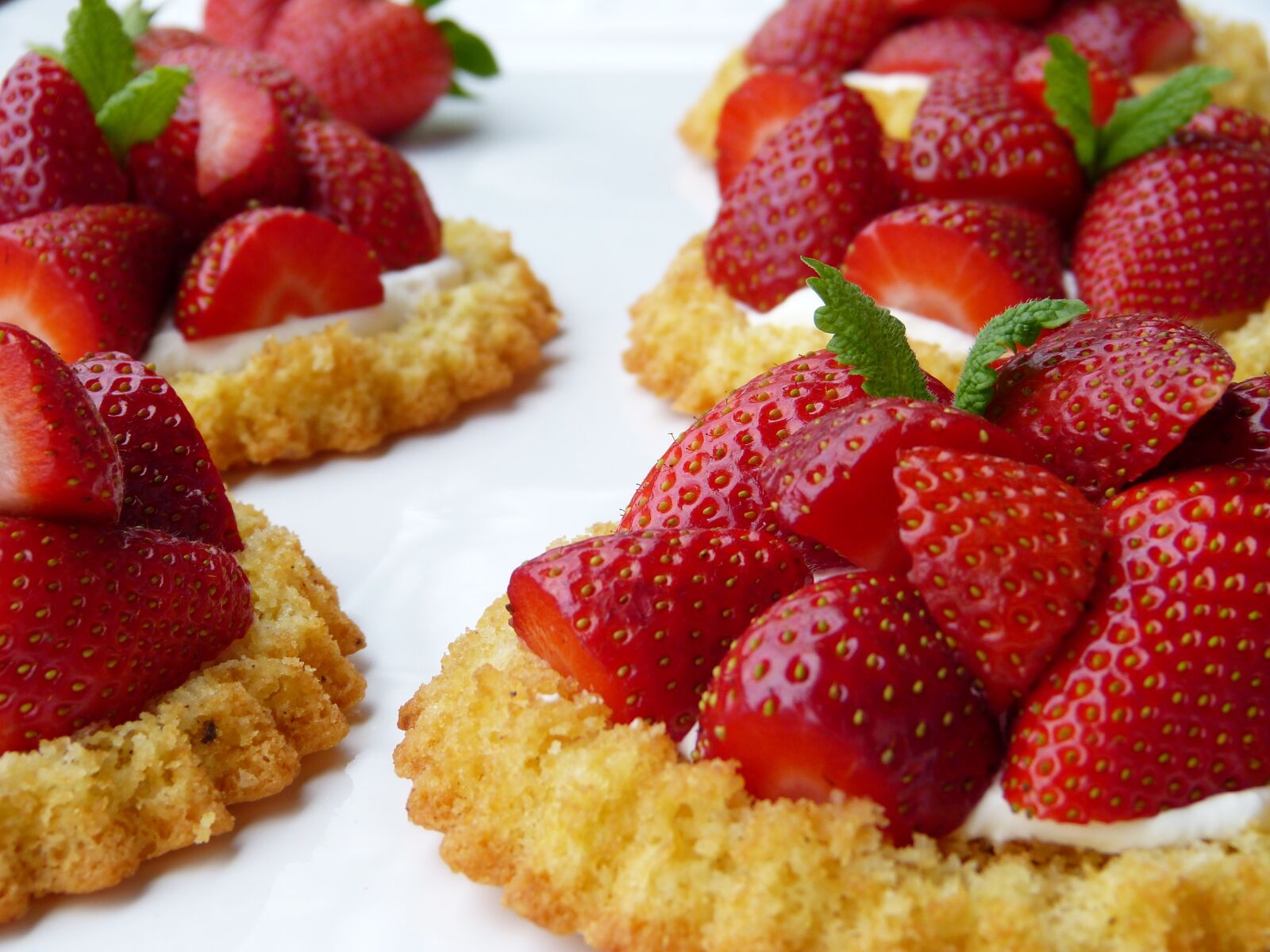 Panasonic Lumix DMC-FZ150 sample photo. Strawberry shortcake, strawberries, dough photography