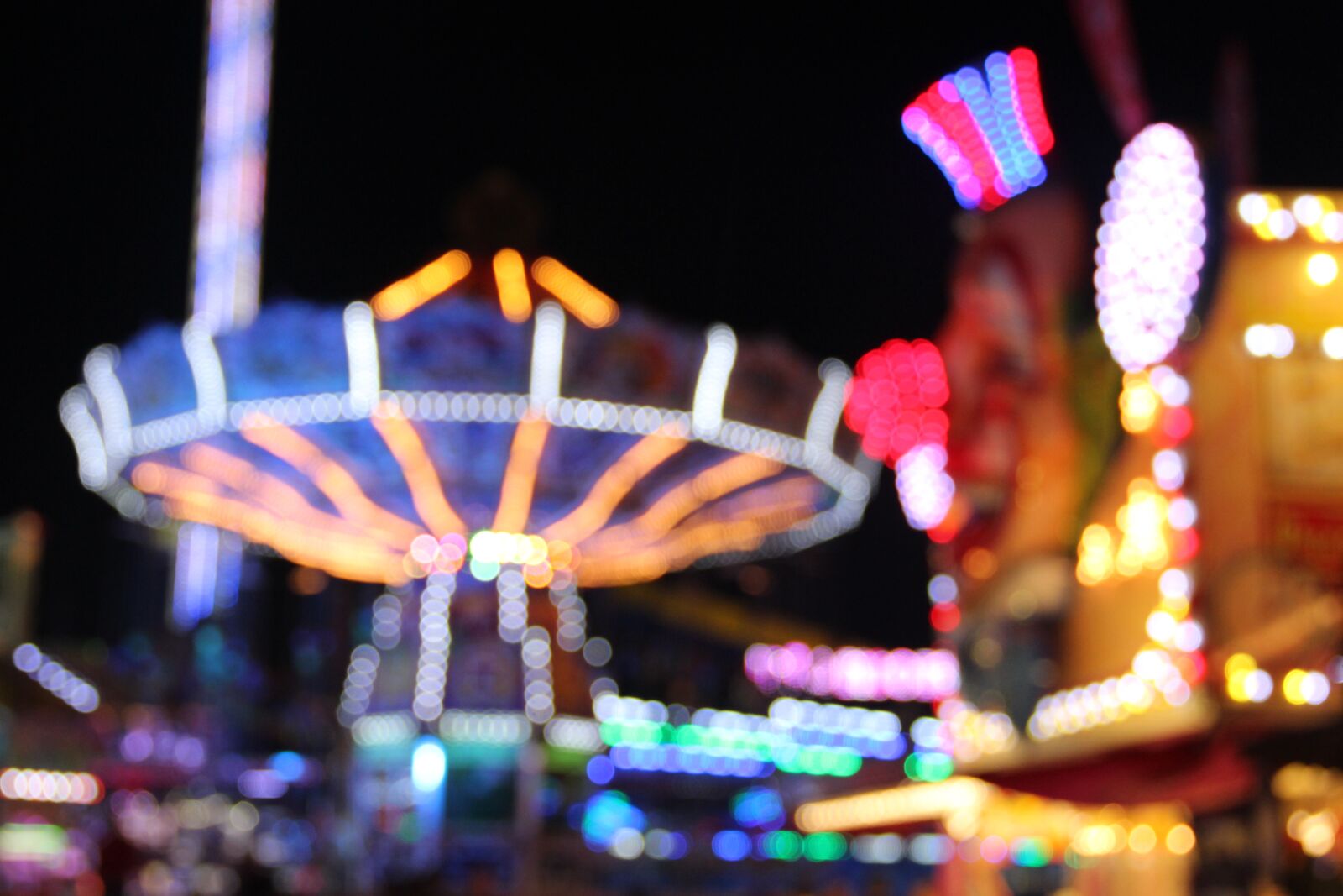 Canon EOS 600D (Rebel EOS T3i / EOS Kiss X5) sample photo. Year market, lights, fair photography