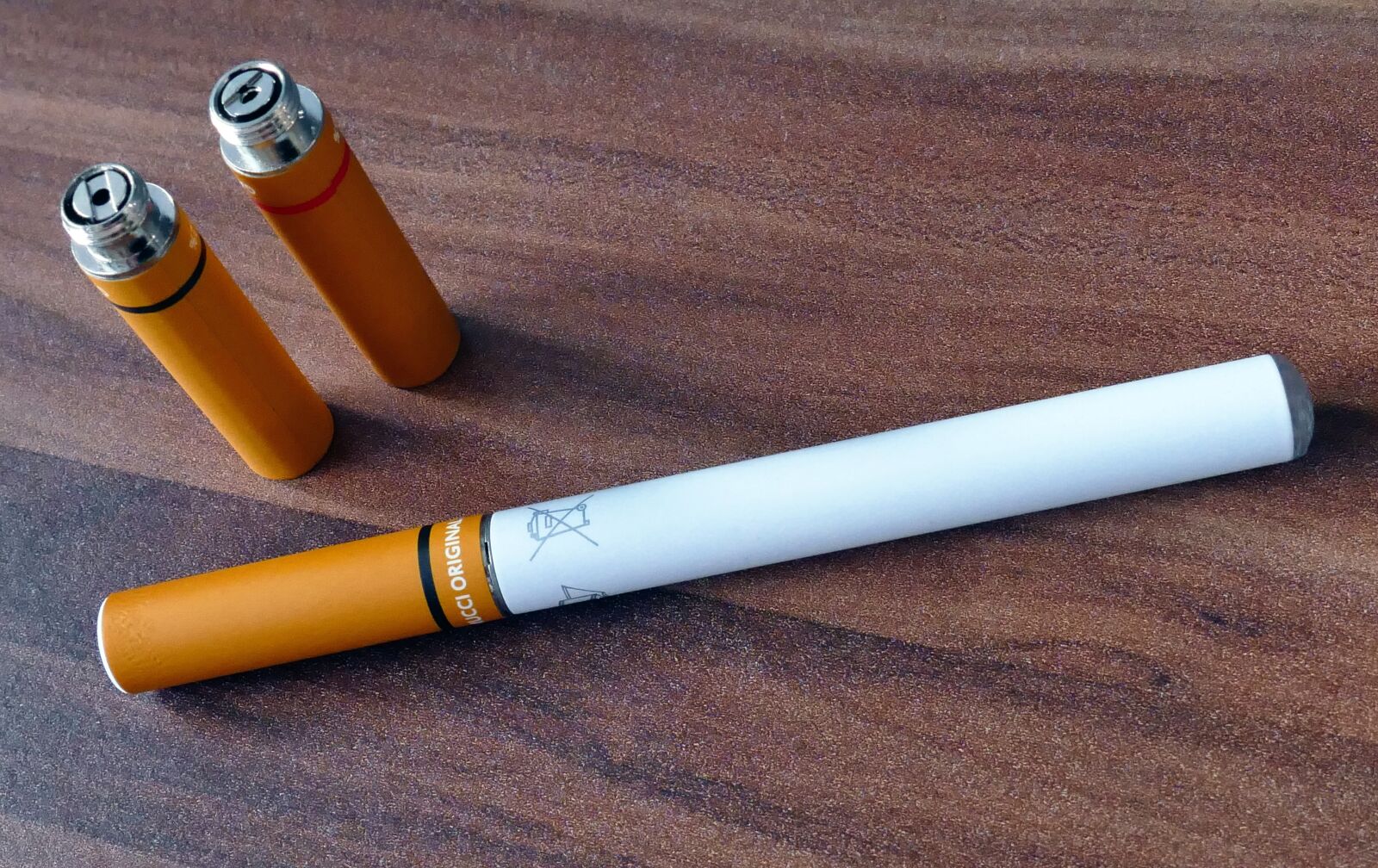 Panasonic Lumix DMC-FZ1000 sample photo. Cigarette, cigarettes, electronic, electronics photography