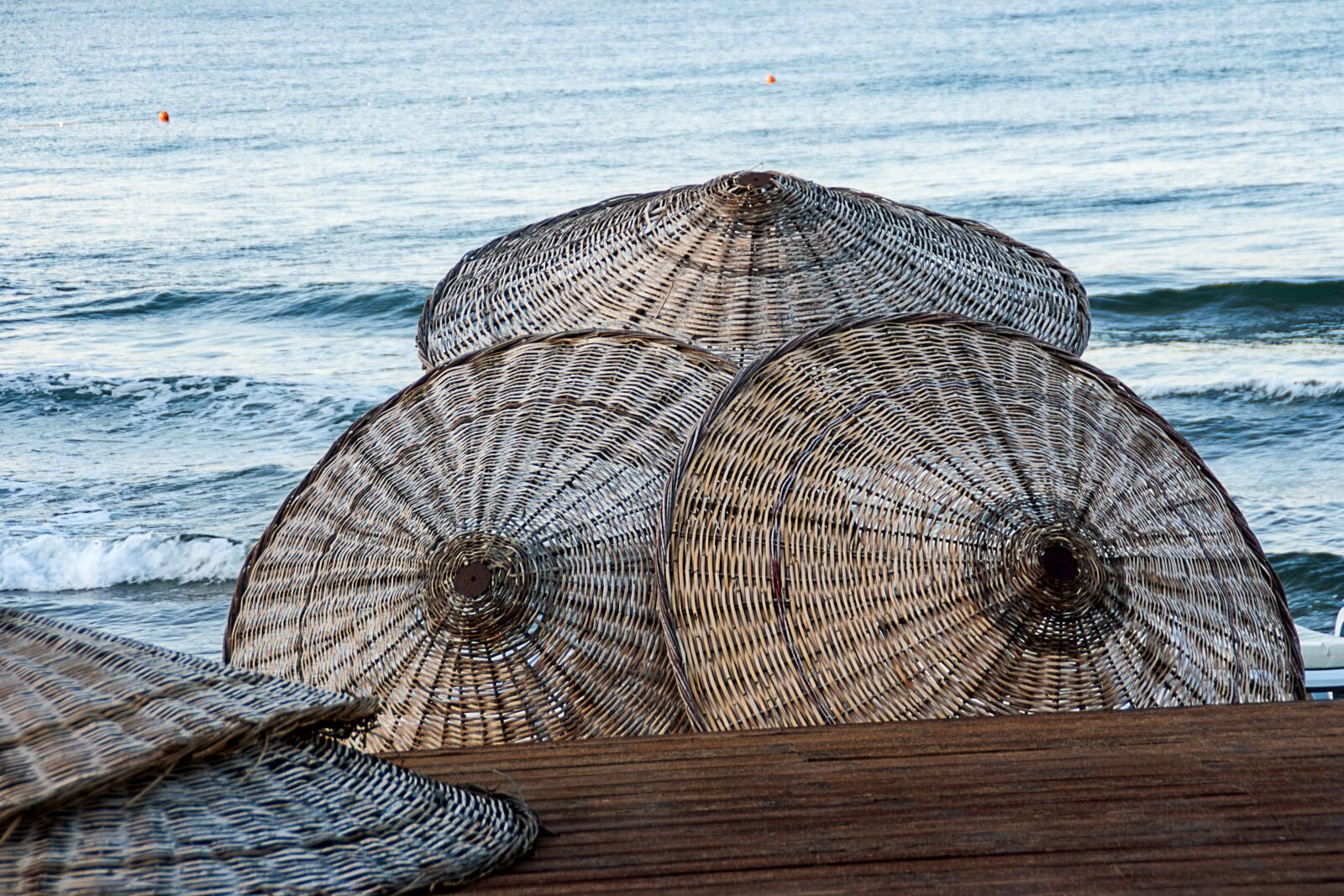 Canon EOS 1000D (EOS Digital Rebel XS / EOS Kiss F) sample photo. Parasol, beach, sea photography