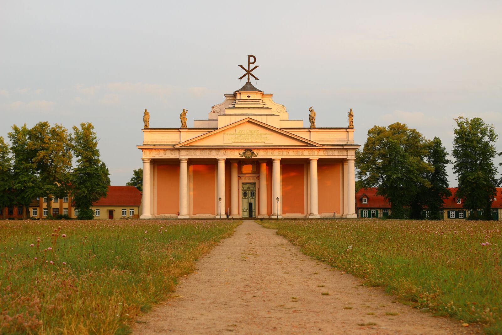 Canon EOS 100D (EOS Rebel SL1 / EOS Kiss X7) sample photo. Church, ludwigslust-parchim, evening light photography