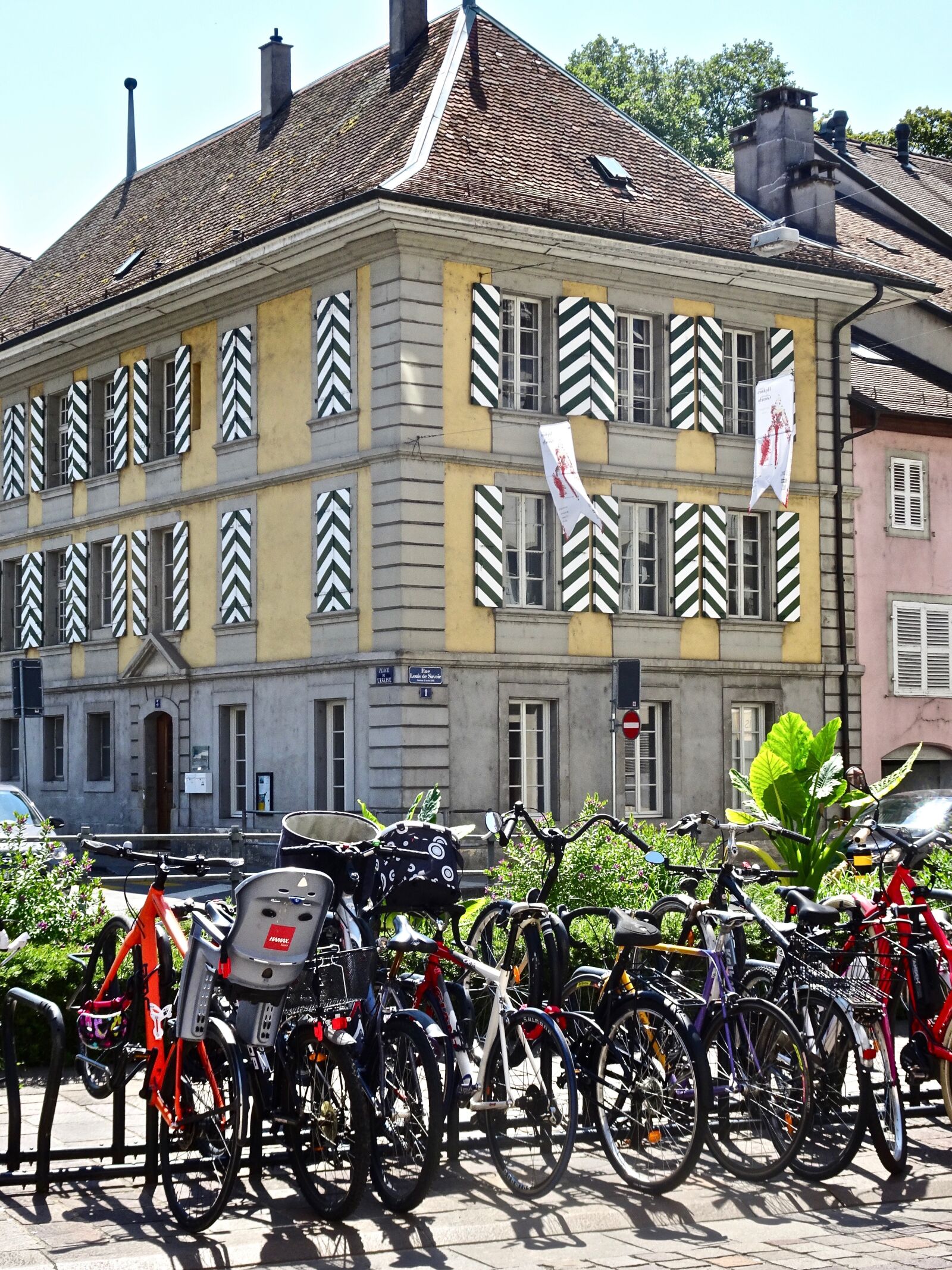 Sony Cyber-shot DSC-HX90V sample photo. Bikes, architecture, city photography
