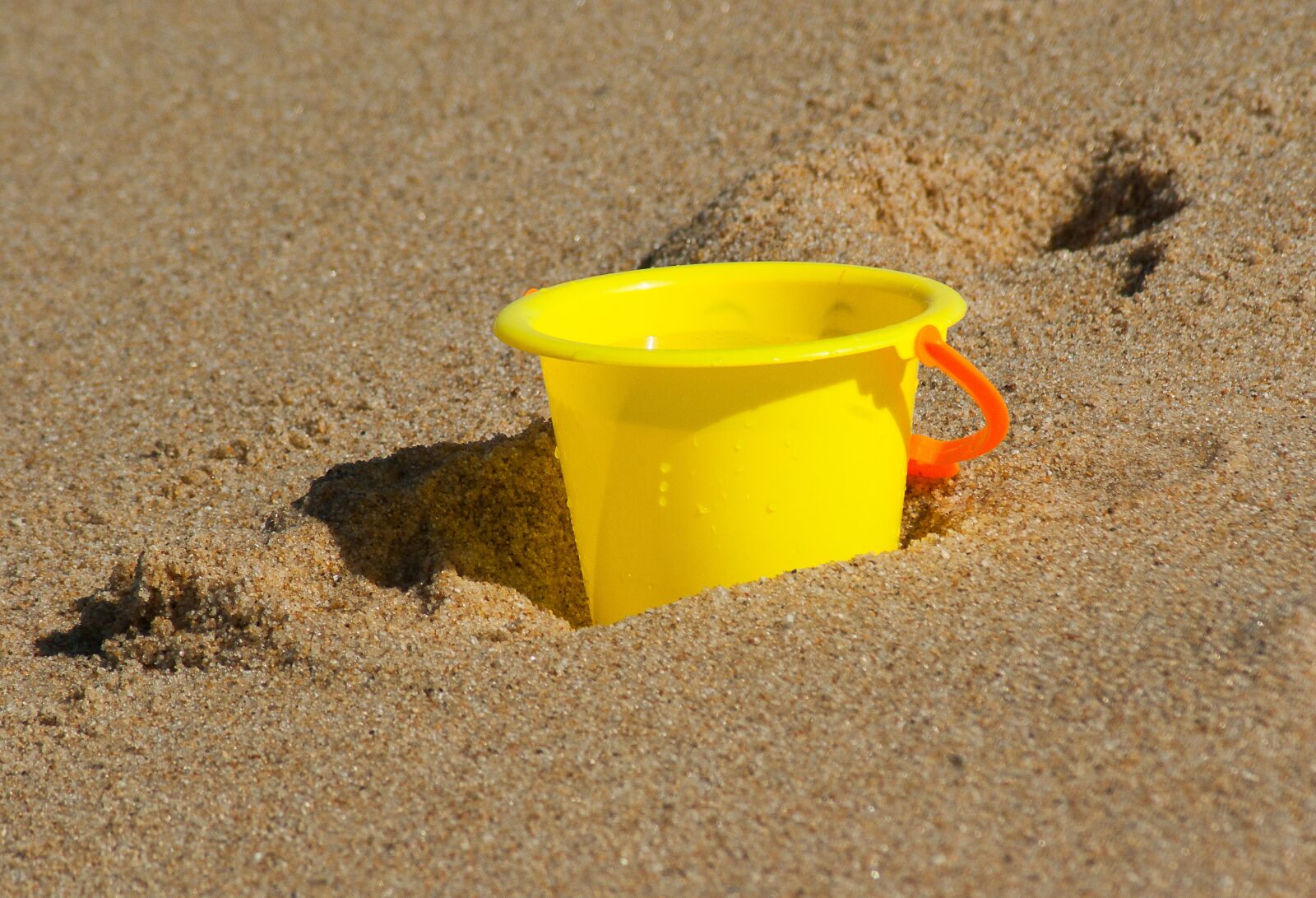 Tamron AF 70-300mm F4-5.6 Di LD Macro sample photo. Beach, bucket, holiday photography