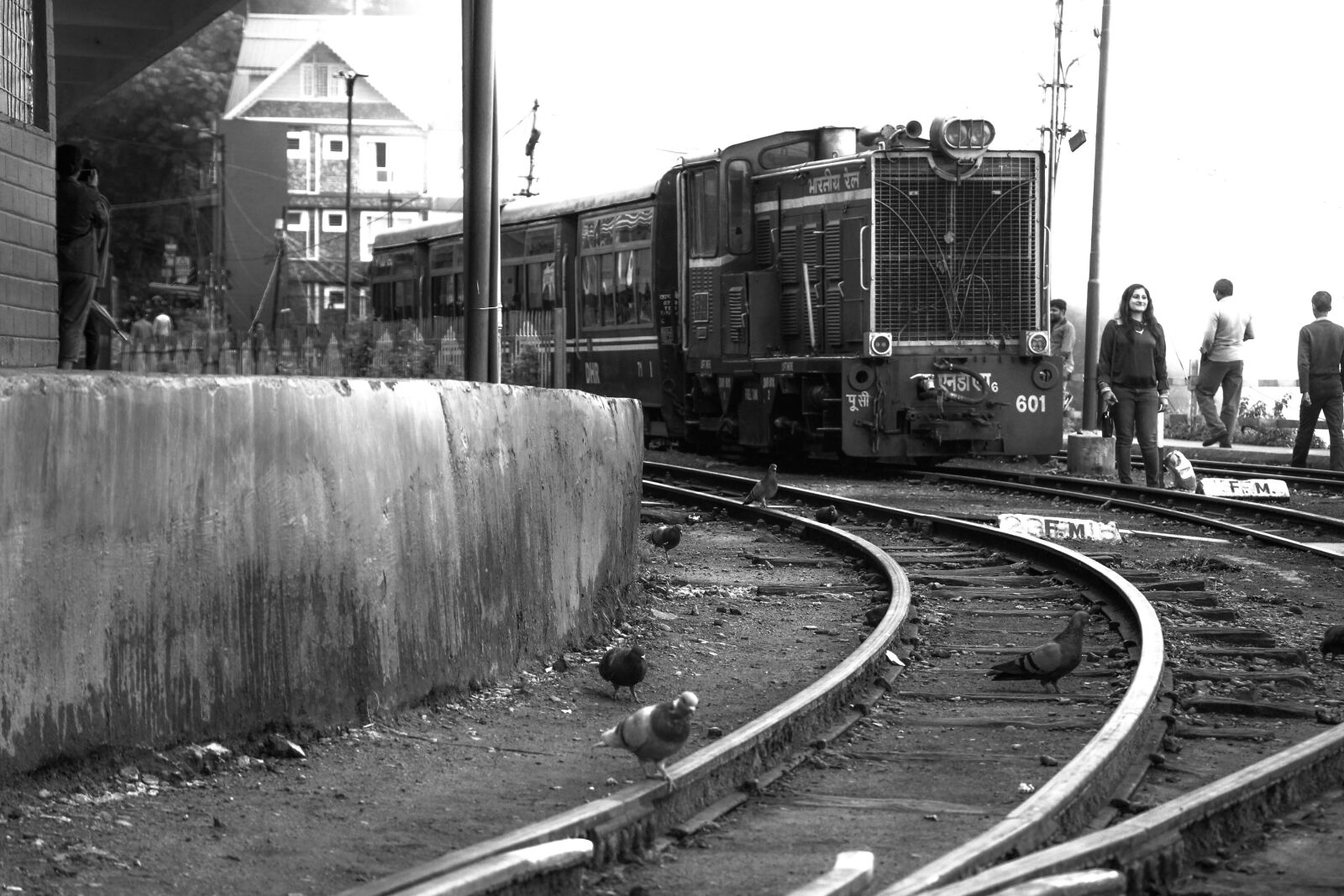 Canon EF-S 18-135mm F3.5-5.6 IS USM sample photo. Train, rail line, black photography