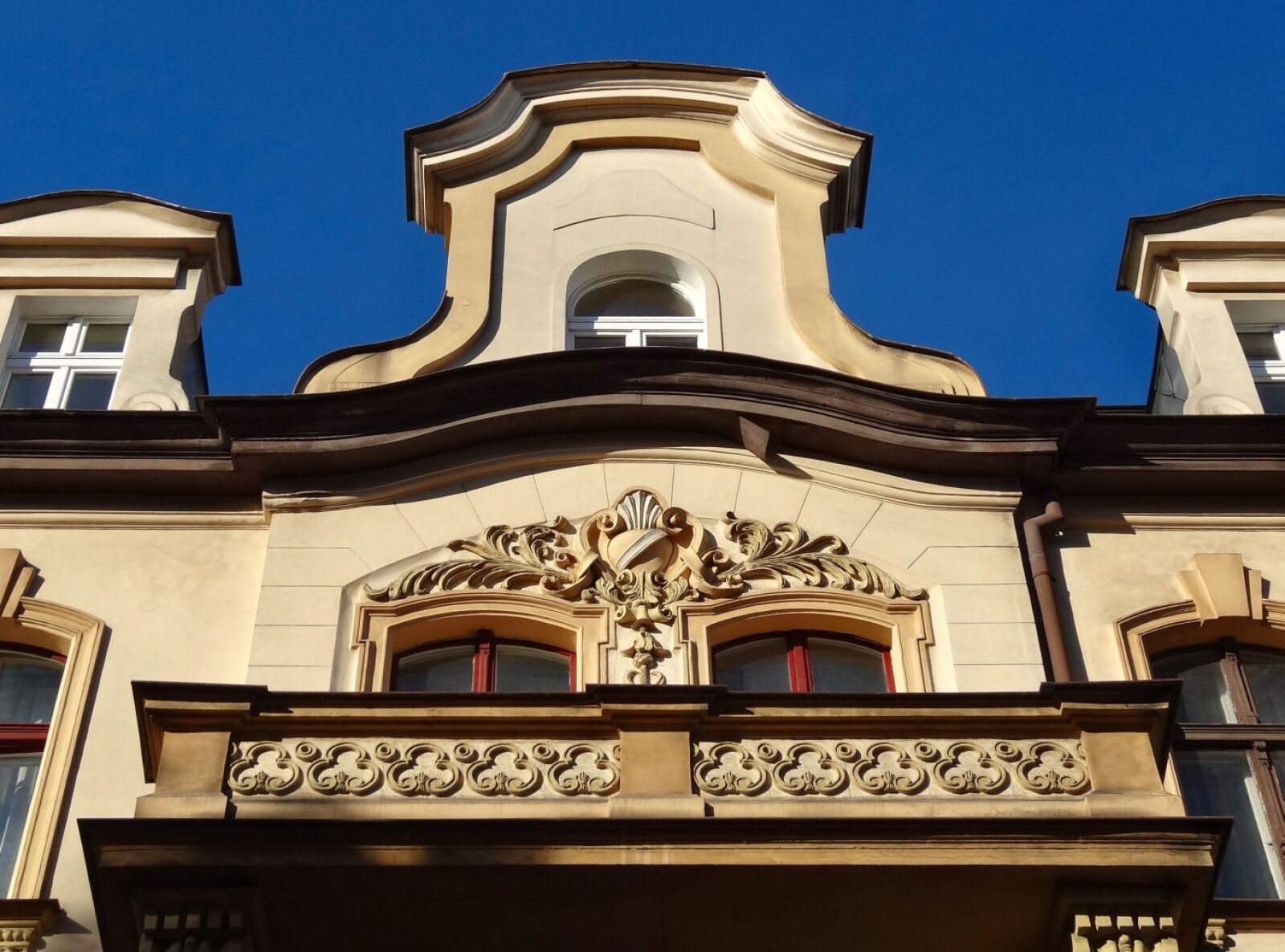 Sony Cyber-shot DSC-HX20V sample photo. Gable, pediment, architecture photography