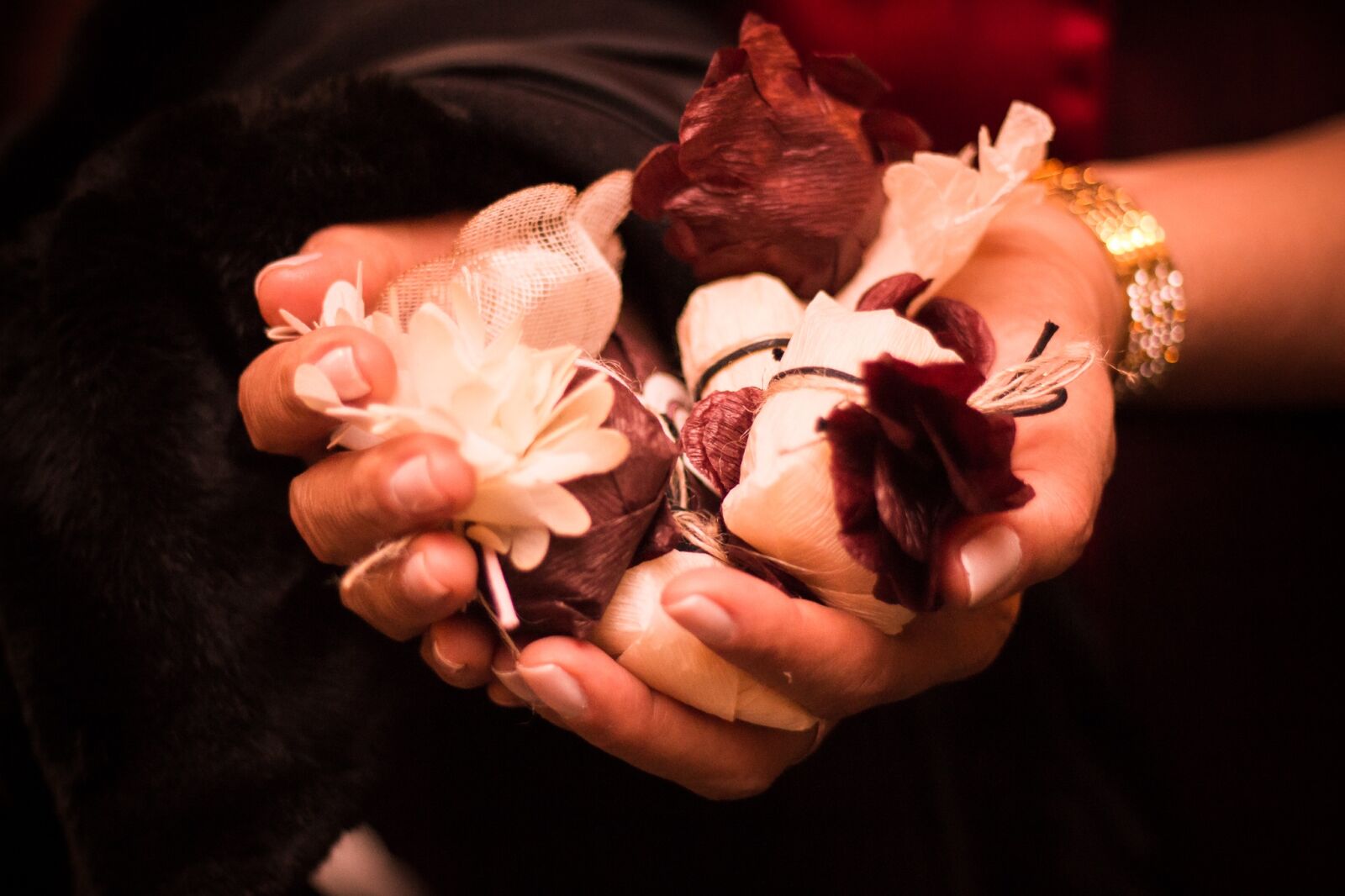 Canon EOS 700D (EOS Rebel T5i / EOS Kiss X7i) + Canon EF 50mm F1.8 II sample photo. Hands, flowers, candy photography