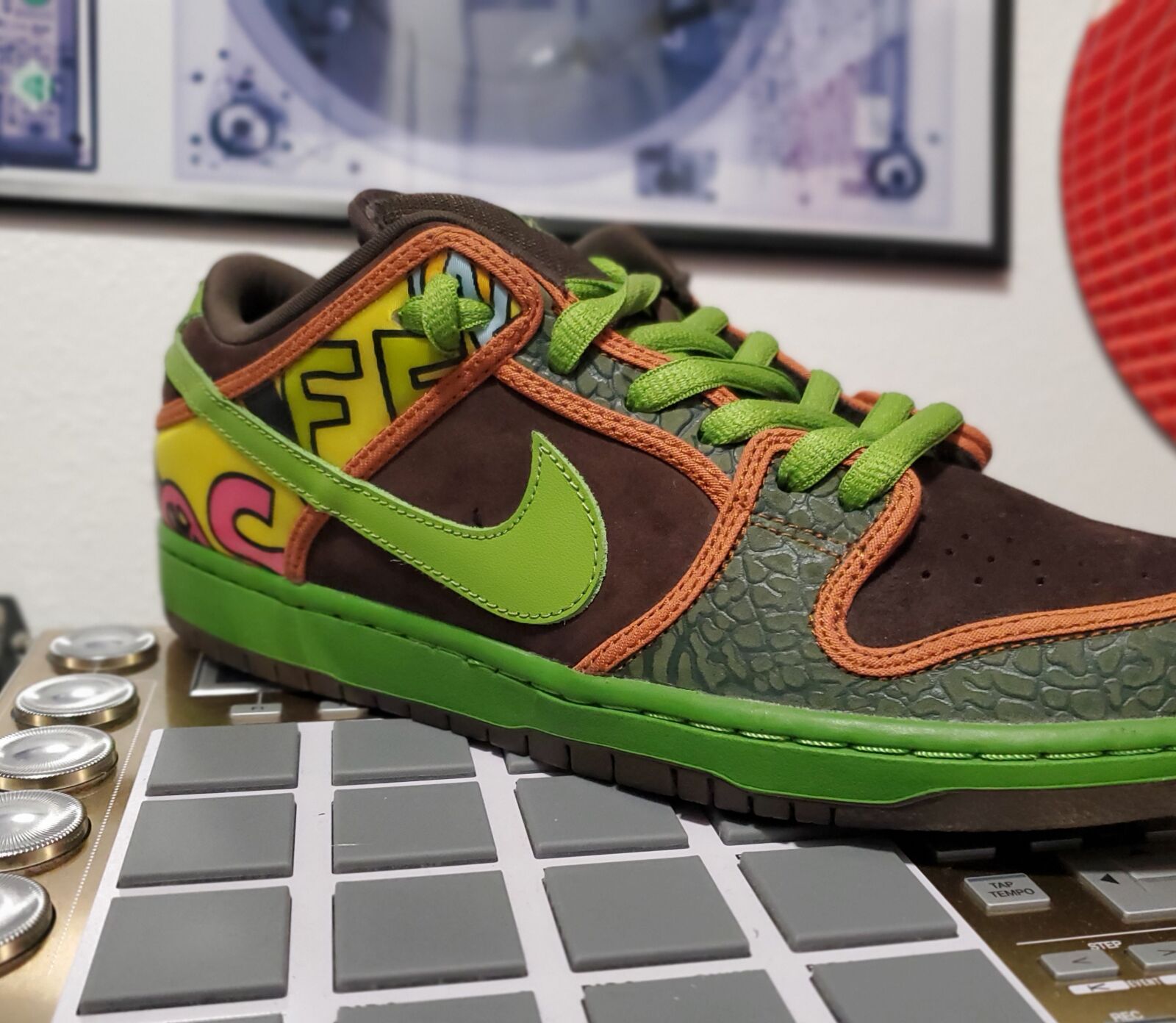 Samsung Galaxy S10e sample photo. Sneakers, music, studio photography