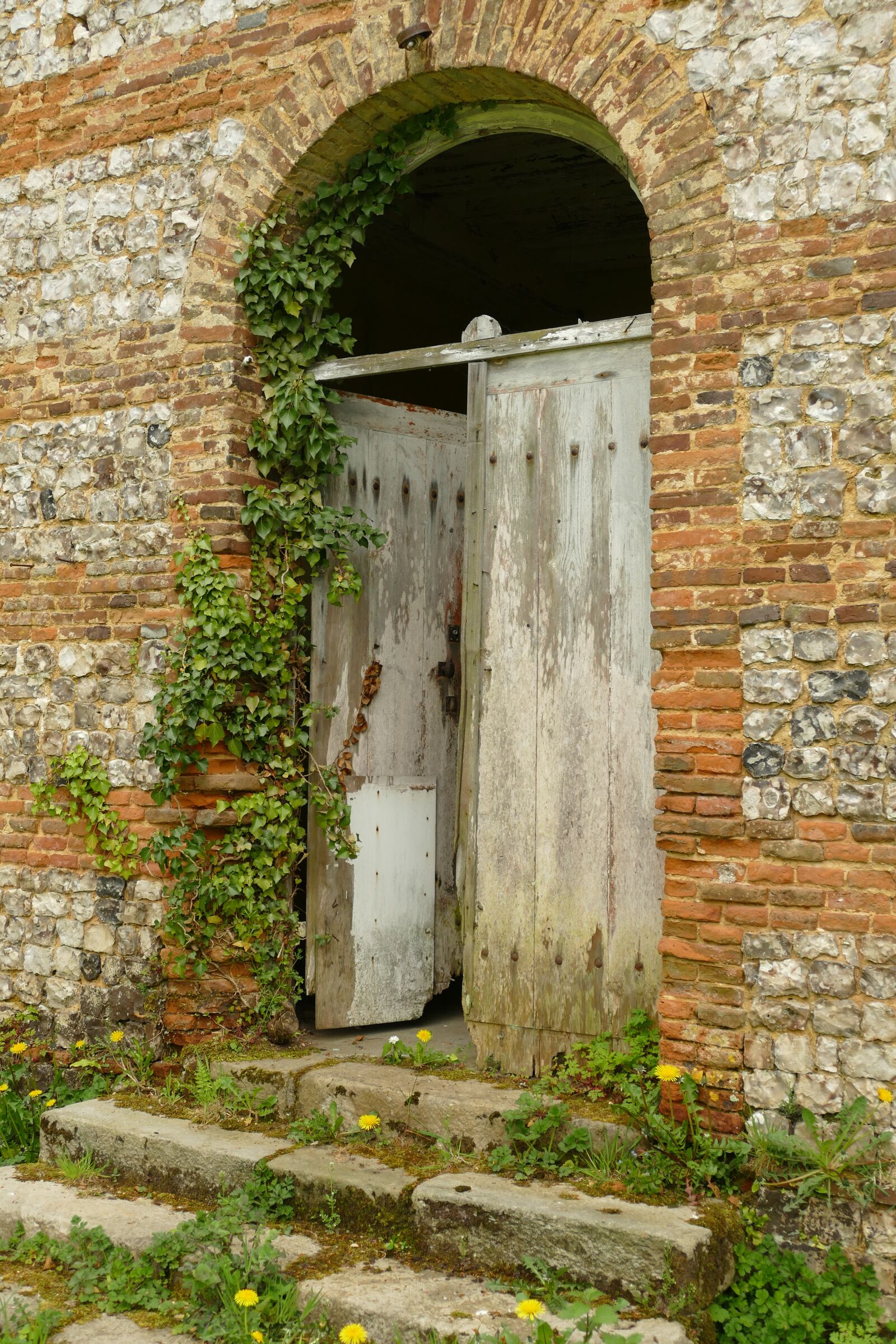 Panasonic Lumix DMC-FZ1000 sample photo. Door, arc, building photography